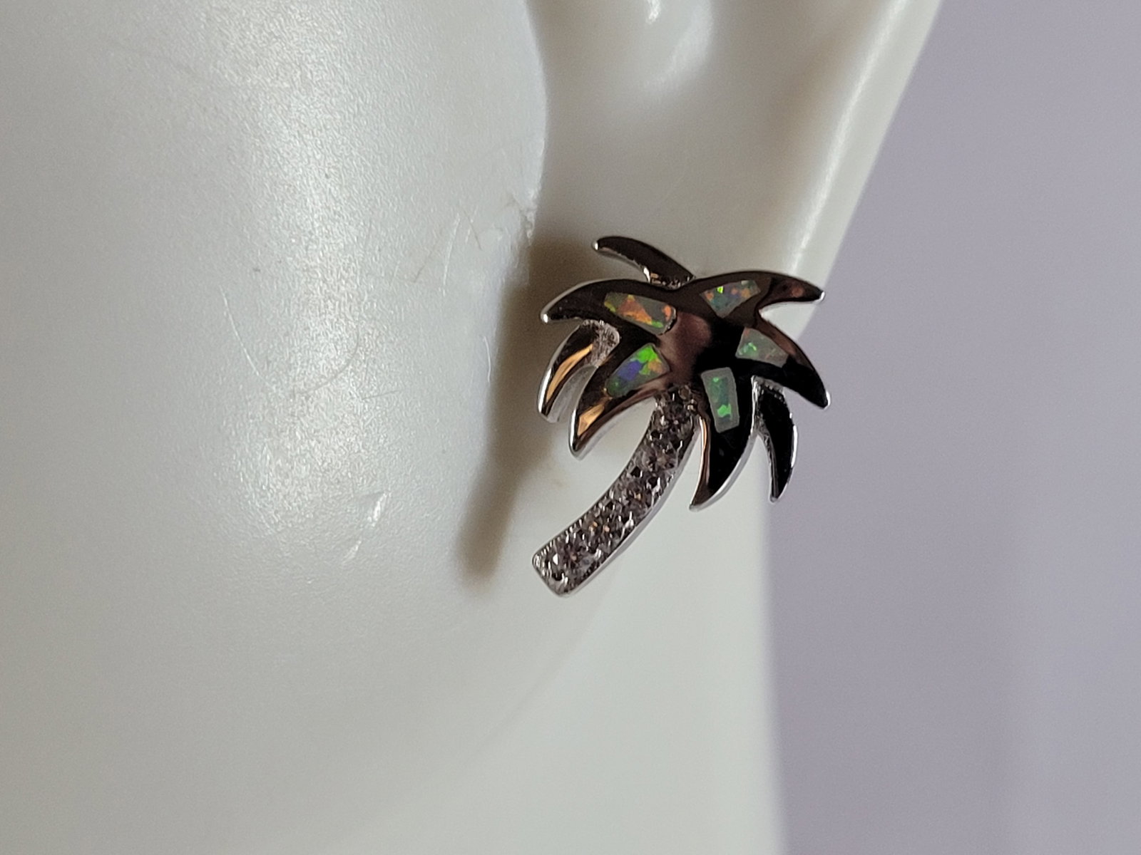 Womens Sterling Silver Modernist Opal Palm Tree Earrings: A PAIR OF WOMENS STERLING SILVER OPAL COLORED PALM TREE EARRINGS THAT WEIGH 2.2g AND MEASURES 1/2" LONG BY 3/8" WIDE. NOT SURE IF STONES ARE REAL OR MAN MADE. ANY QUESTIONS, PLEASE DO NOT HESITATE TO