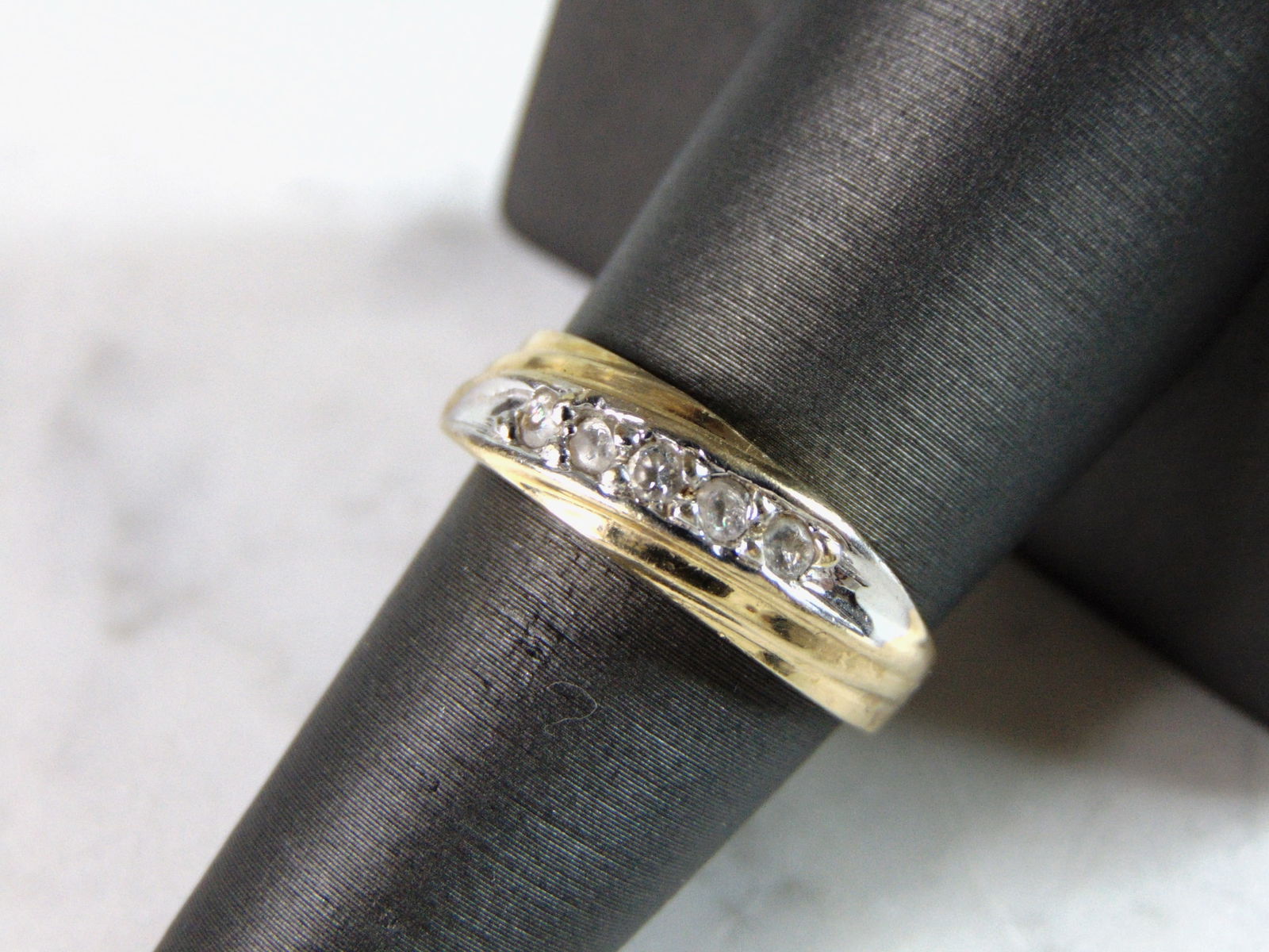 Womens Vintage Estate 14K Yellow Gold CZ Ring: FOR SALE IS A WOMENS VINTAGE ESTATE 14K YELLOW GOLD CZ RING. THE RING WEIGHS 4g AND IS A SIZE 7.75. ANY QUESTIONS PLEASE DO NOT HESITATE TO ASK. BE SURE TO CHECK OUT SOME OF OUR OTHER GREAT PIECES OF