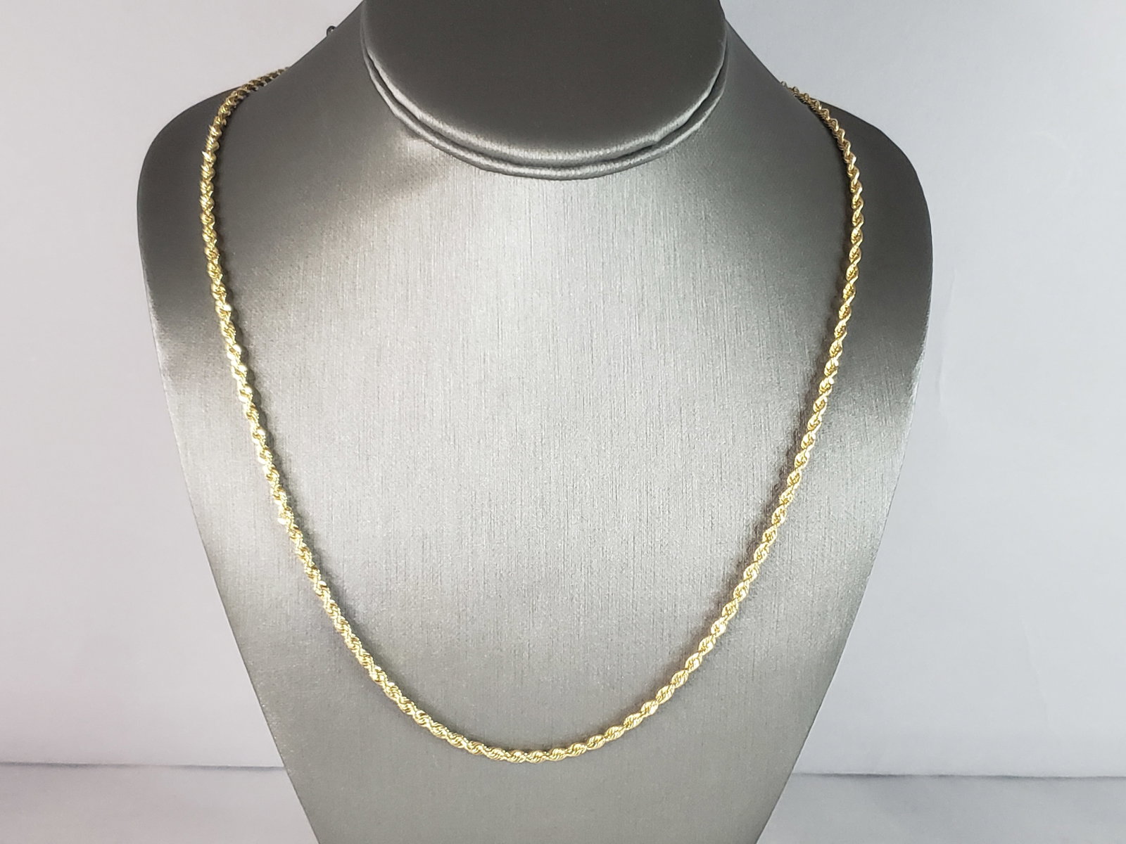 Vintage Estate Michael Anthony 14K Yellow Gold Rope Necklace: A VINTAGE ESTATE 14K YELLOW GOLD ROPE NECKLACE THAT WAS MADE BY MICHAEL ANTHONY. NECKLACE MEASURES 24 1/2" LONG BY ABOUT 1/8" WIDE, AND WEIGHS 15.0g. NECKLACE IS MARKED ON THE CLASP. THIS WOULD MAKE A
