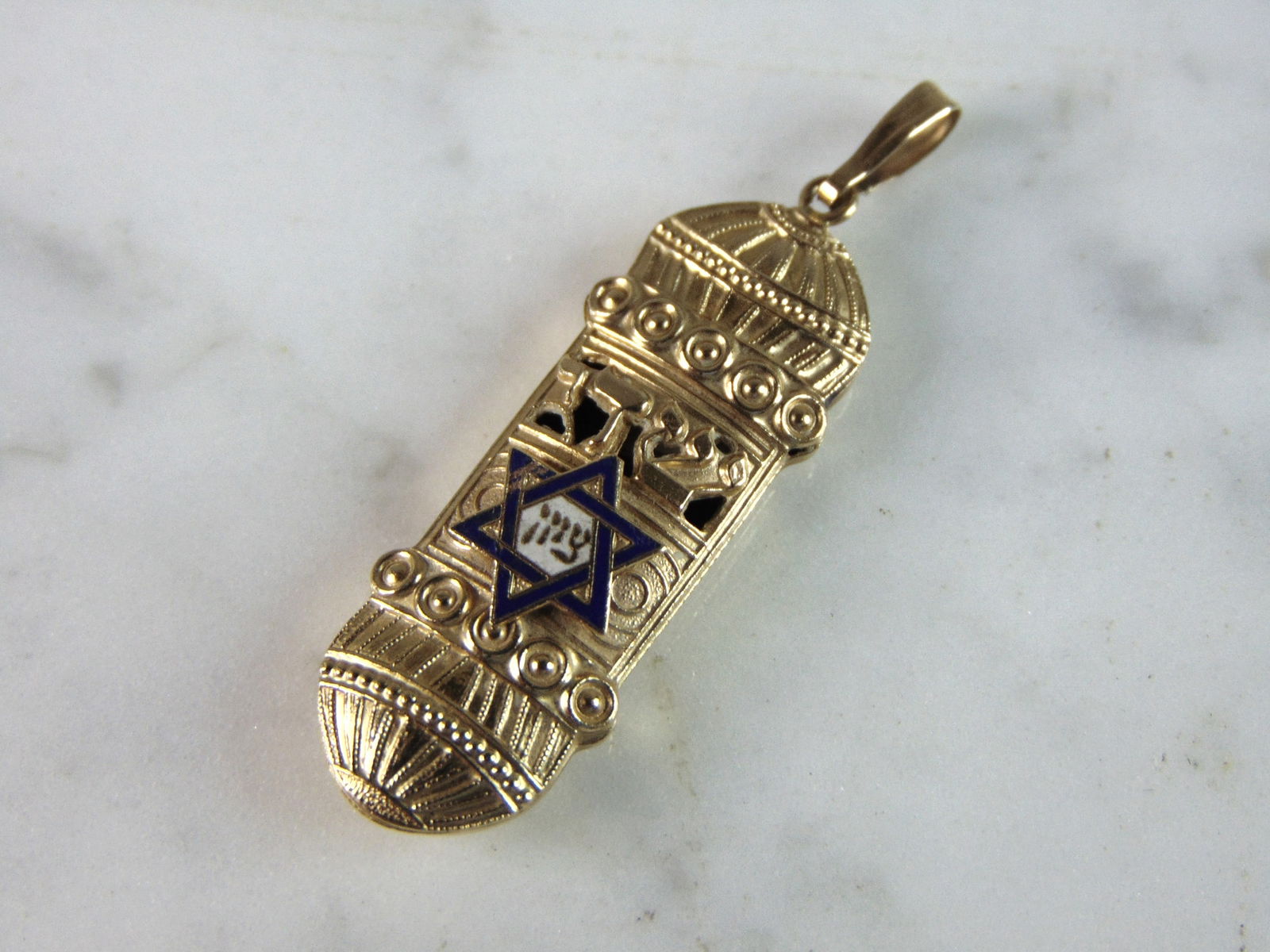 Vintage Estate 14K Yellow Gold Religious Jewish Pendant: FOR SALE IS THIS LOVELY VINTAGE ESTATE 14K YELLOW GOLD RELIGIOUS JEWISH PENDANT. THE TOTAL WEIGHT IS 3.6g. THE PENDANT MEASURES 1 7/8" LONG BY 1/2" WIDE. MAKES A GREAT GIFT FOR THAT SOMEONE SPECIAL. I
