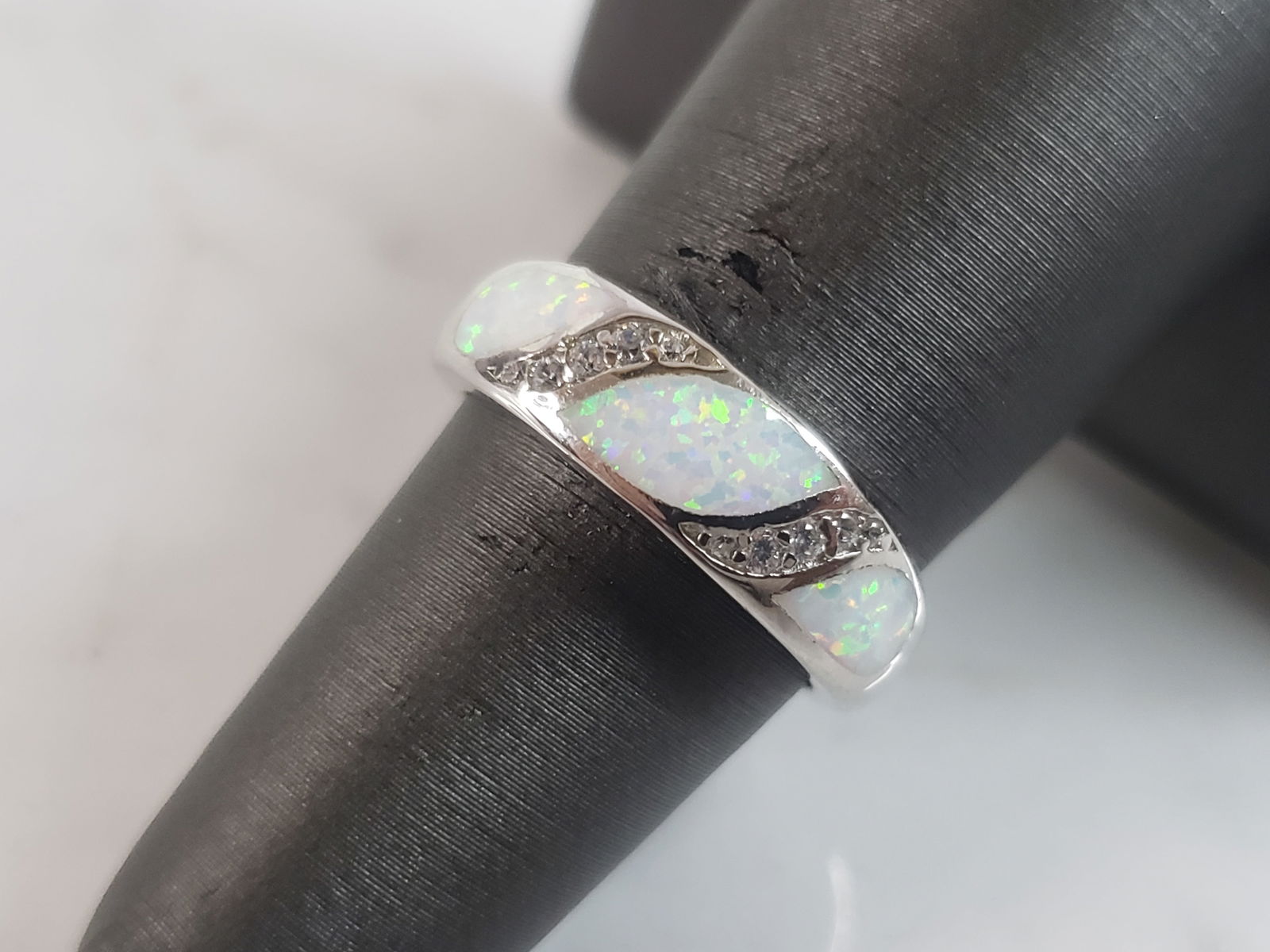 Womens Vintage Estate Sterling Silver Modernist Opal Ring: A WOMENS VINTAGE ESTATE STERLING SILVER MODERNIST OPAL RING. THE RING IS A SIZE 6.0 AND WEIGHS 4.1g. THE WIDTH OF THE RING IS 1/4". THE RING MAKES A BEAUTIFUL GIFT FOR THAT SOMEONE SPECIAL. ANY OTHER