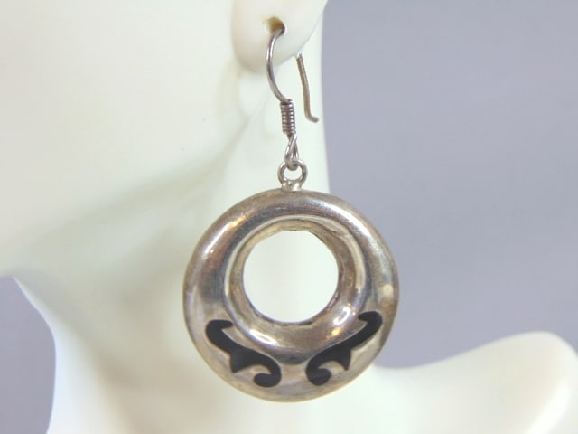 Womens Vintage Estate Sterling Silver Earrings: A PAIR OF WOMENS STERLING SILVER EARRINGS. EARRINGS WEIGH 17.4g AND MEASURES 2" LONG BY 1 1/4" WIDE. ANY OTHER QUESTIONS, PLEASE DO NOT HESITATE TO ASK. BE SURE TO CHECK OUT SOME OF MY OTHER GREAT ITE