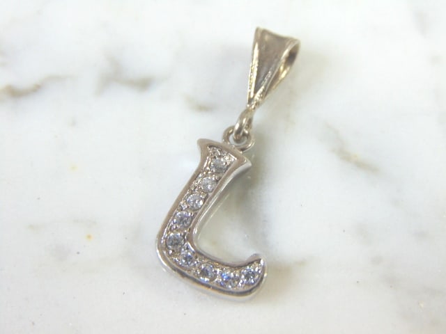 Womens Vintage Estate Sterling Silver "L" CZ Pendant: FOR SALE IS THIS LOVELY VINTAGE STERLING SILVER "L" CZ PENDANT. THE TOTAL WEIGHT IS 2.7g. THE PENDANT MEASURES 1 1/4" WIDE BY 1/2" LONG. MAKES A GREAT GIFT FOR THAT SPECIAL SOMEONE. ANY QUESTIONS, PLE