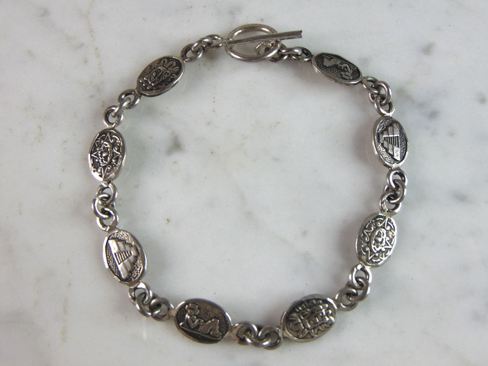 Womens Vintage Estate Sterling Silver Aztec Bracelet: A WOMENS VINTAGE ESTATE STERLING SILVER AZTEC BRACELET. THE BRACELET MEASURES 7 7/8" LONG BY 1/4" WIDE AND WEIGHS 13g. IF ANY QUESTIONS, PLEASE DO NOT HESITATE TO ASK. THIS MAKES A GREAT GIFT FOR THAT