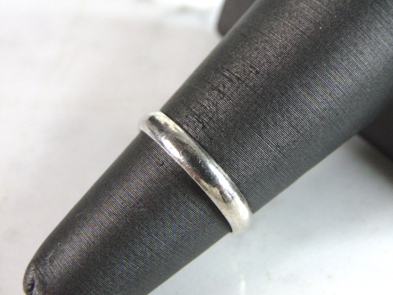 Womens Vintage Estate Sterling Silver Modernist Ring: FOR SALE IS A LOVELY VINTAGE ESTATE .925 STERLING SILVER MODERNIST RING. THE RING SIZE IS A 5, AND WEIGHS 1.3g. THIS WOULD MAKE A NICE GIFT FOR THAT SOMEONE SPECIAL. ANY OTHER QUESTIONS PLEASE DO NOT