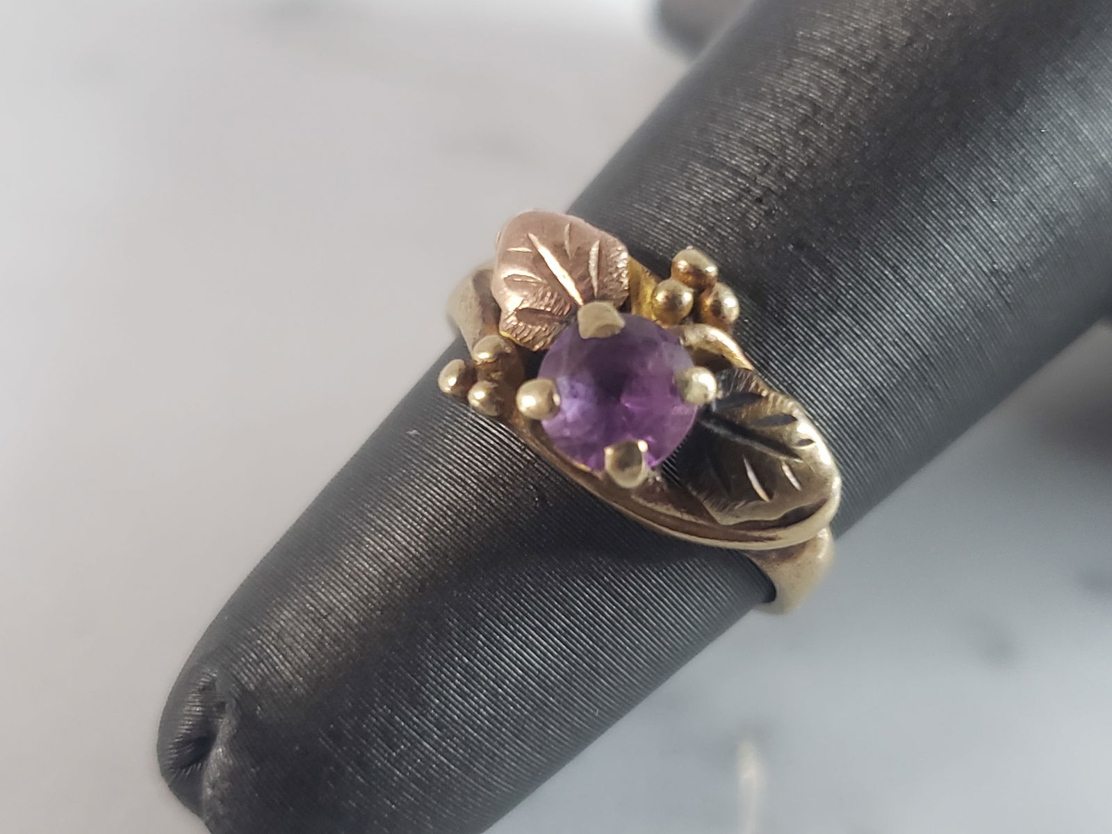 Womens Vintage Estate 10k Gold Amethyst Ring: A WOMEN'S VINTAGE ESTATE 10K GOLD AMETHYST RING. THE RING WEIGHS 2.7g. THE SIZE OF THE RING IS A 4.0. RING IS STAMPED ON THE INSIDE. MAKES A LOVELY GIFT FOR THAT SOMEONE SPECIAL. ANY QUESTIONS, PLEASE