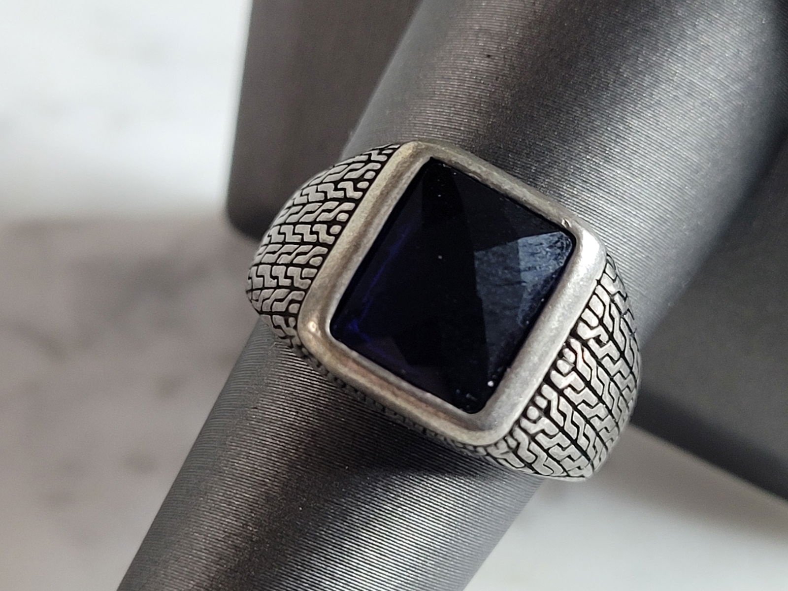 Mens Estate Sterling Silver Modernist Sapphire Ring: A MENS ESTATE STERLING SILVER MODERNIST RING. THE RING IS A SIZE 9.0 AND WEIGHS 7.5g. STONE IS A SAPPHIRE COLORED GLASS. WIDTH OF THE RING IS ABOUT 1/2". THE RING MAKES A BEAUTIFUL, IMPRESSIVE GIFT FO