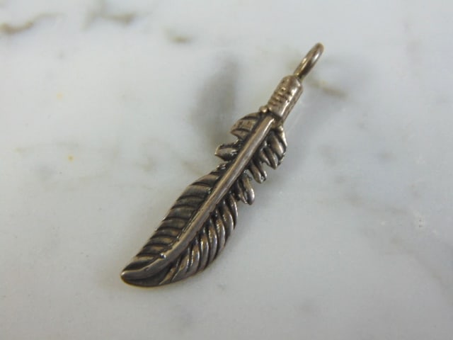 Womens Vintage Estate Sterling Silver Feather Pendant: A VINTAGE ESTATE STERLING SILVER FEATHER PENDANT. THE PENDANT WEIGHS 1.8g AND MEASURES 1 3/8" LONG BY 1/4" WIDE. MAKES A GREAT GIFT FOR THAT SPECIAL SOMEONE. ANY QUESTIONS, PLEASE DO NOT HESITATE TO A