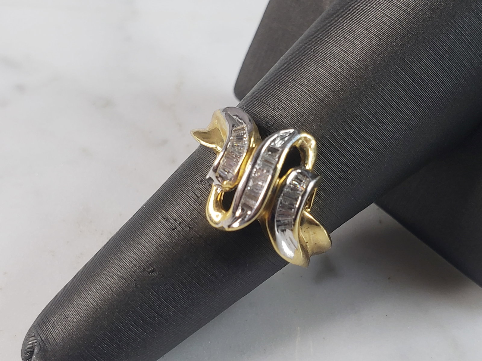 Womens Vintage Estate 14K Yellow Gold Diamond Cluster Ring: A WOMENS VINTAGE ESTATE 14K YELLOW GOLD DIAMOND RING WITH A TOTAL OF ABOUT .19cts OF DIAMONDS. THE TOTAL WEIGHT IS 5.3g, AND IS A SIZE 6.75. RING IS NOT MARKED BUT IT HAS BEEN TESTED AND IS GUARANTEED