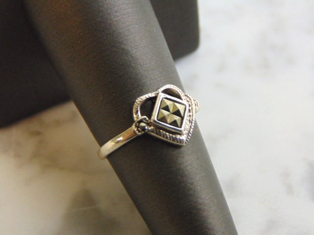 Womens Vintage Estate Sterling Silver Heart Ring: A WOMENS VINTAGE ESTATE STERLING SILVER HEART RING. RING SIZE IS 5.75, AND WEIGHS 2.0g. THIS WOULD MAKE A NICE GIFT FOR THAT SOMEONE SPECIAL. ANY OTHER QUESTIONS PLEASE DO NOT HESITATE TO ASK. BE SURE