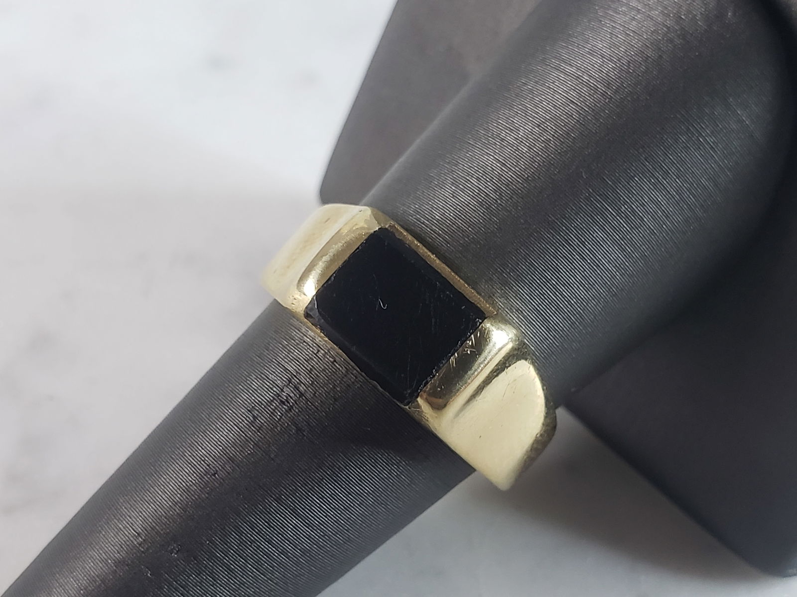 Mens Vintage Estate 14K Yellow Gold Onyx Ring: FOR SALE IS THIS MENS VINTAGE ESTATE 14K YELLOW GOLD ONYX RING. THE RING IS A SIZE 8.25 AND WEIGHS 8.4g. RING IS MARKED ONTHE INSIDE OF THE BAND. THE RING MAKES A BEAUTIFUL, IMPRESSIVE GIFT FOR THAT S
