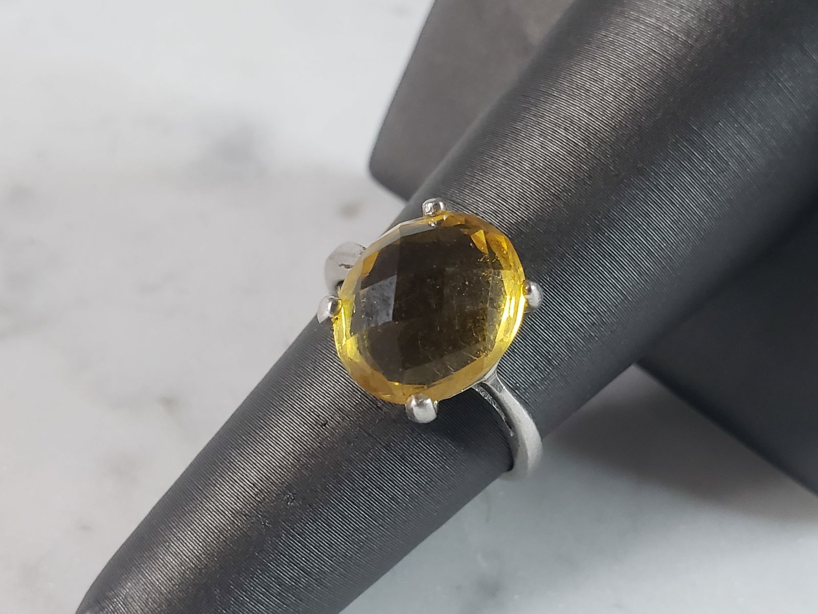 Womens Sterling Silver Ring w/ Canary Colored Stone: FOR SALE IS THIS WONDERFUL WOMENS STERLING SILVER RING WITH A CANARY COLORED STONE. NOT SURE IF THE STONE IS REAL OR NOT. THE RING WEIGHS 4.5g. THE SIZE OF THE RING IS A 8.5. ANY QUESTIONS PLEASE DO N