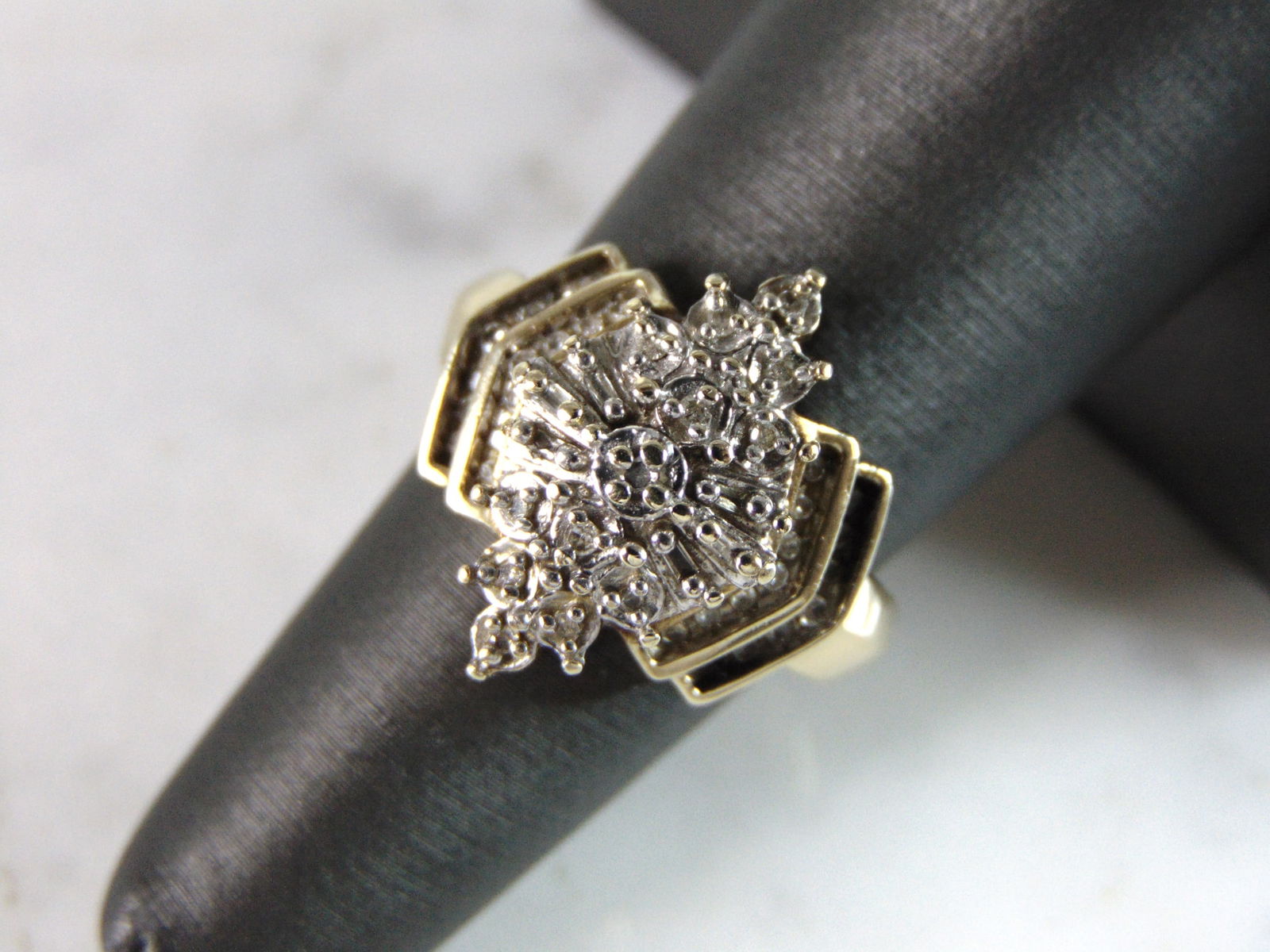 Womens Vintage Estate 10K Yellow Gold Diamond Ring (1 of 5)