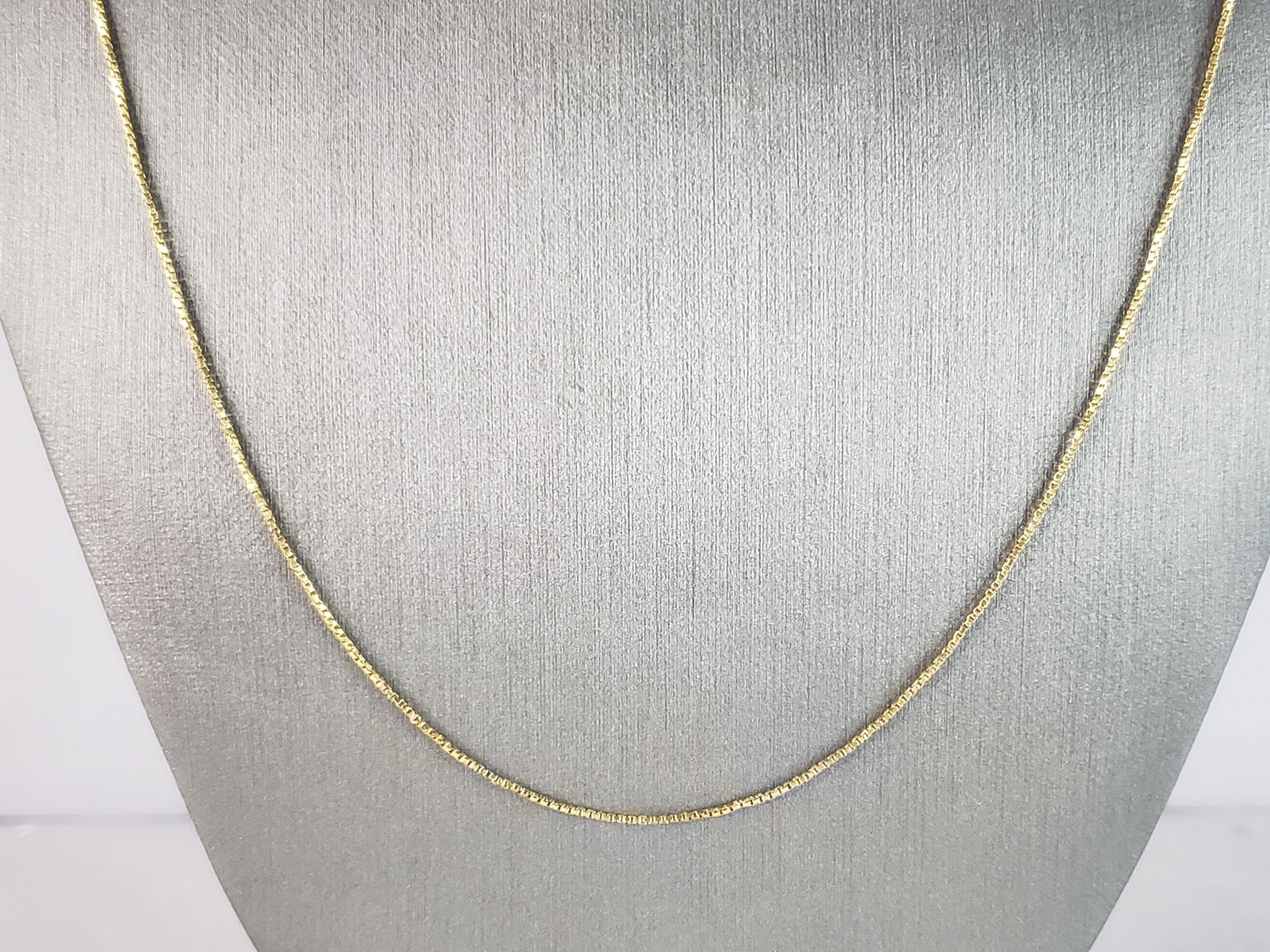 Womens Vintage Estate Fine 18K Yellow Gold Box Link Necklace: FOR SALE IS THIS LOVELY WOMENS VINTAGE FINE 18K YELLOW GOLD BOX LINK NECKLACE THAT MEASURES 26" LONG BY 1/16", AND WEIGHS 4.0g. THIS MAKES A BEAUTIFUL GIFT FOR THAT SOMEONE SPECIAL. IF ANY QUESTIONS,