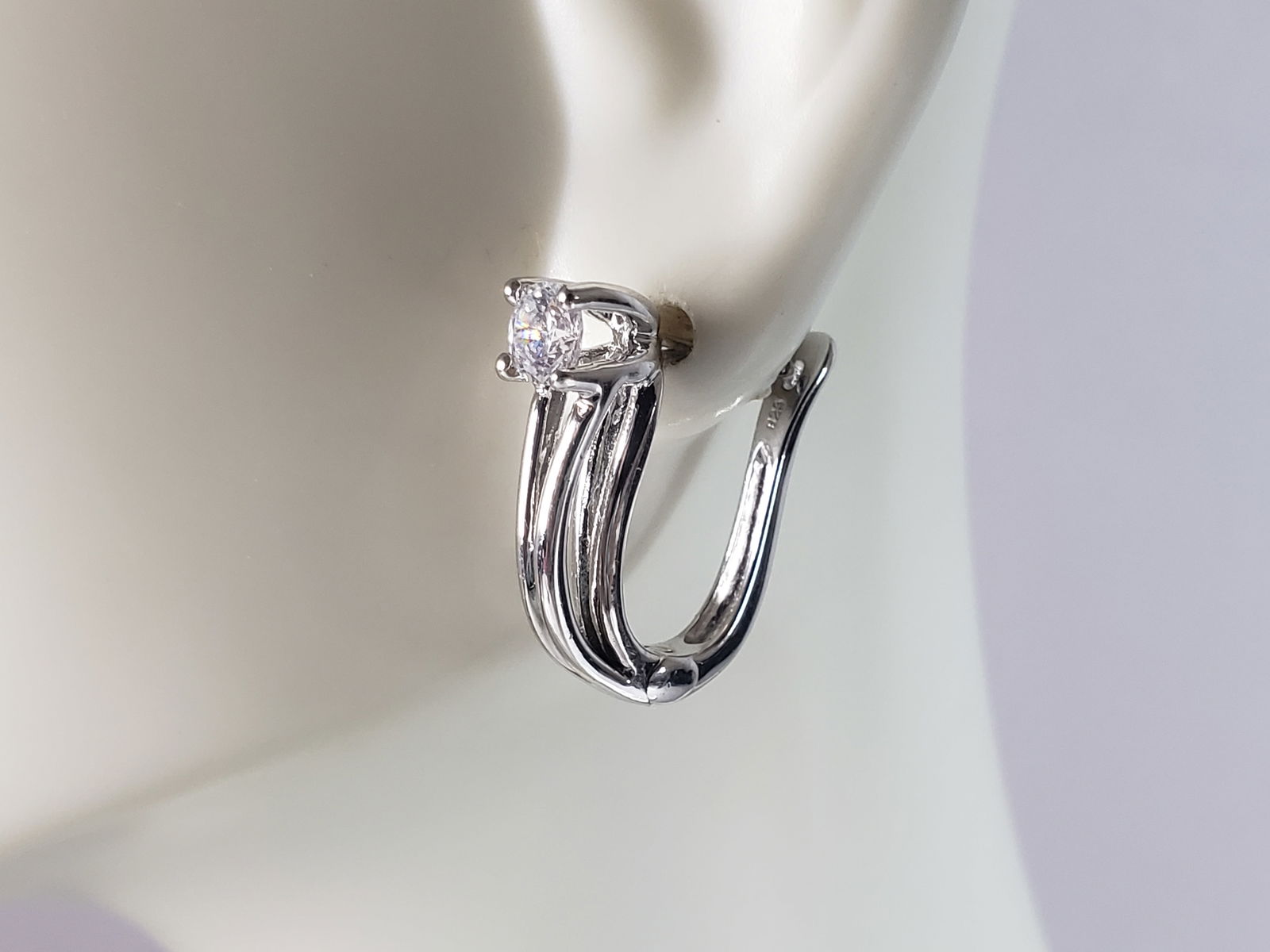 Womens Vintage Estate Sterling Silver CZ Earrings: A PAIR OF WOMENS STERLING SILVER CZ EARRINGS THAT WEIGH 4.3g AND MEASURES 5/8" LONG BY 5/8" WIDE. ANY OTHER QUESTIONS, PLEASE DO NOT HESITATE TO ASK. BE SURE TO CHECK OUT SOME OF MY OTHER GREAT ITEMS