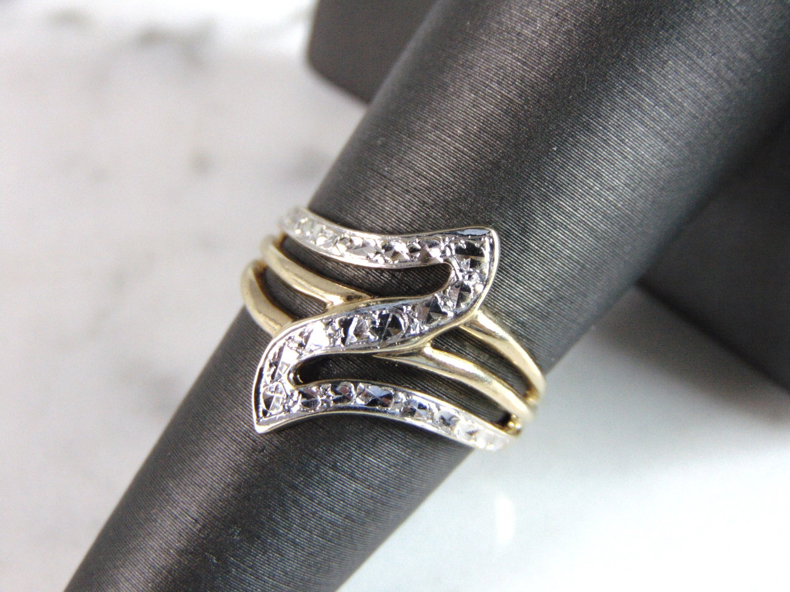 Womens Vintage Estate 10k Yellow Gold Modernist Ring: THIS ITEM IS A WOMENS VINTAGE ESTATE 10K YELLOW GOLD MODERNIST RING. THE SIZE OF THE RING IS A 7, AND WEIGHS 2.8g. RING IS STAMPED 10K. ANY OTHER QUESTIONS PLEASE DO NOT HESITATE TO ASK. BE SURE TO CH