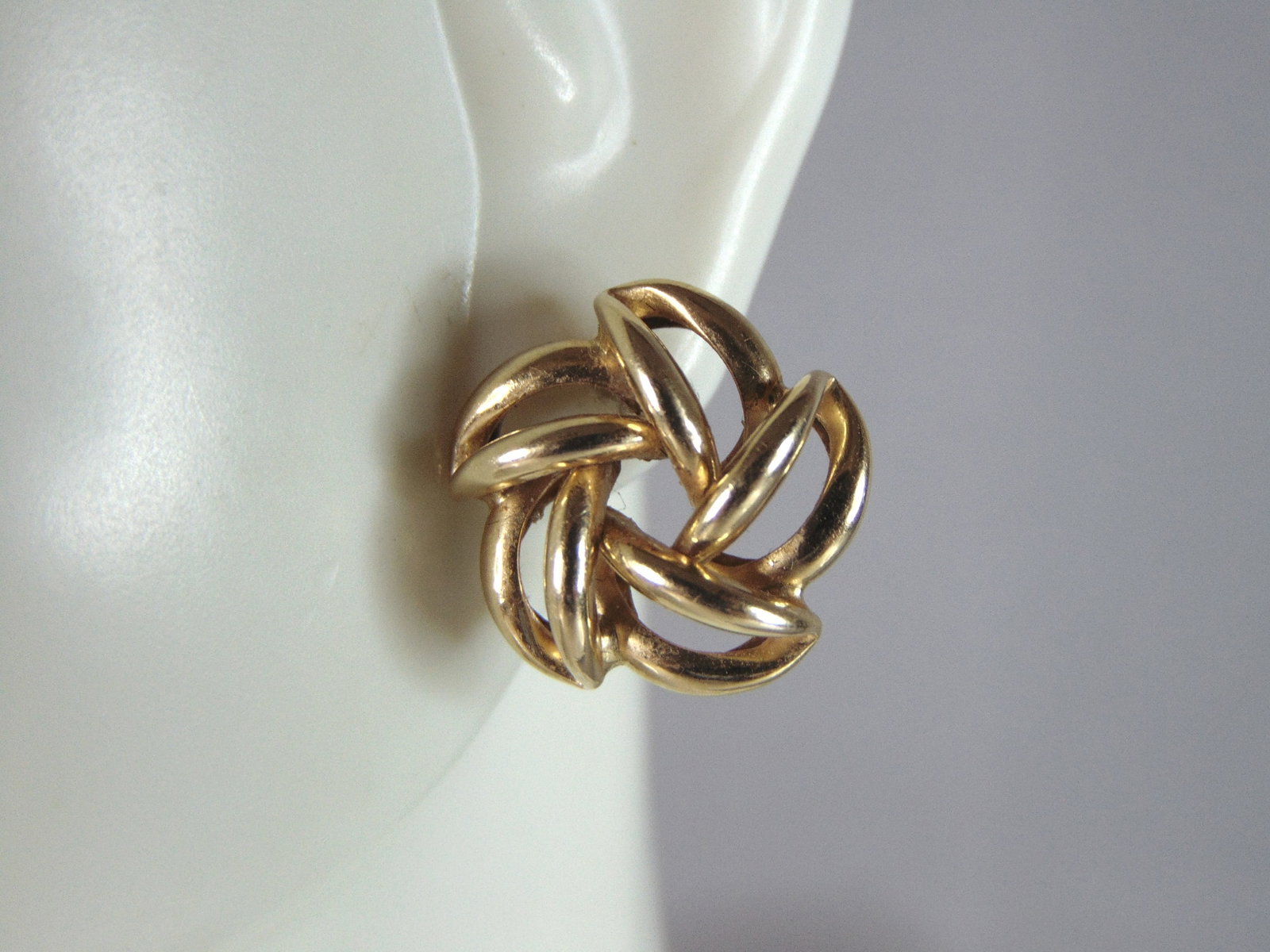 Womens Vintage Estate 14K Yellow Gold Modernist Earrings: A LOVELY PAIR OF WOMENS VINTAGE ESTATE 14K YELLOW GOLD MODERNIST EARRINGS . THE EARRINGS WEIGH 2.1g. EARRINGS MEASURE 5/8"IN DIAMETER. ANY QUESTIONS, PLEASE DON'T HESITATE TO ASK. BE SURE TO CHECK OUT