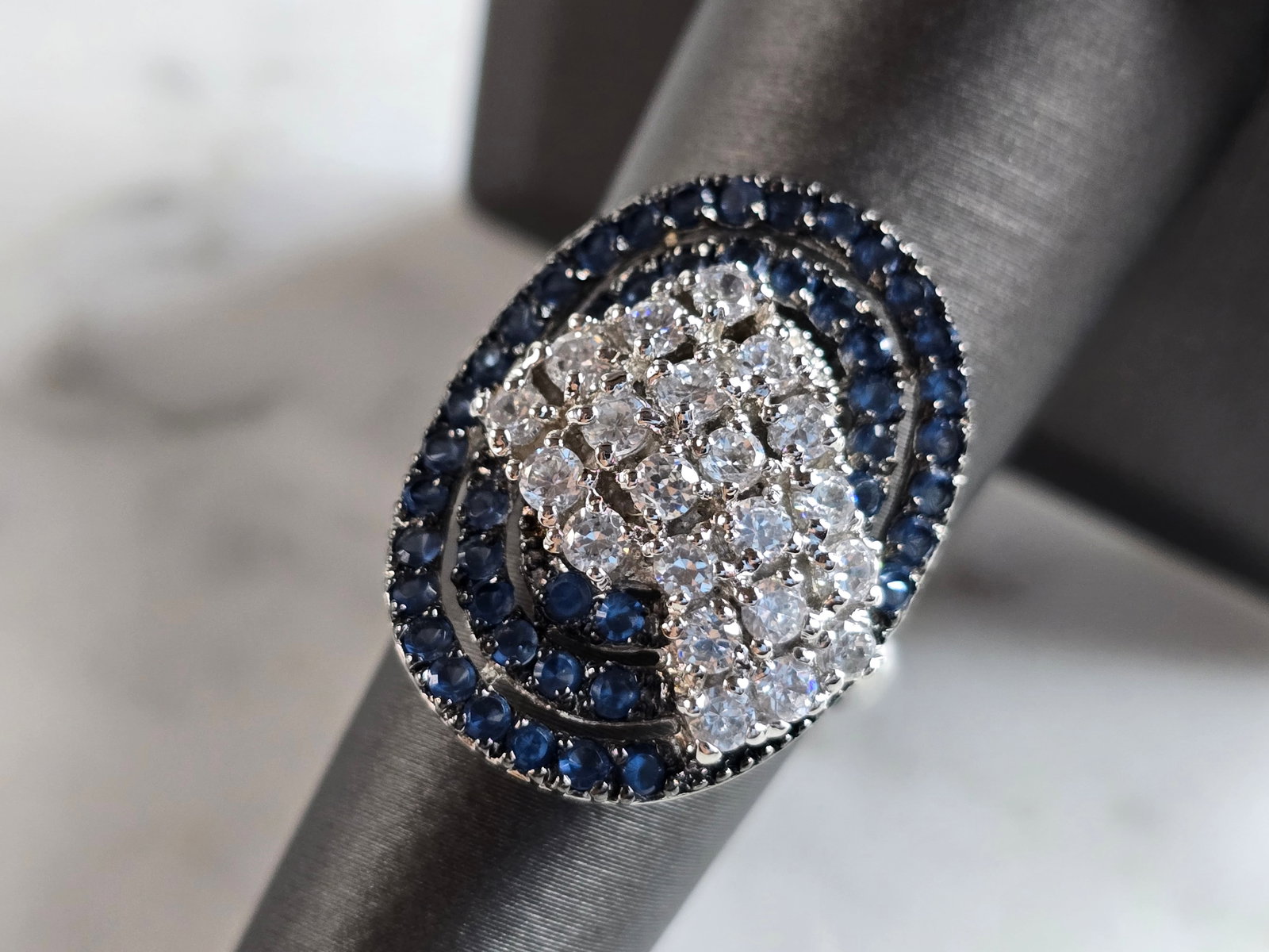 Womens Vintage Estate Sterling Silver Art Deco Style Ring: A WOMENS VINTAGE ESTATE STERLING SILVER ART DECO STYLE RING. RING WEIGHS 7.6g AND IS A SIZE 7.0. THE LENGTH OF THE RING IS 1". THIS WOULD MAKE A NICE GIFT FOR THAT SOMEONE SPECIAL. ANY QUESTIONS PLEAS