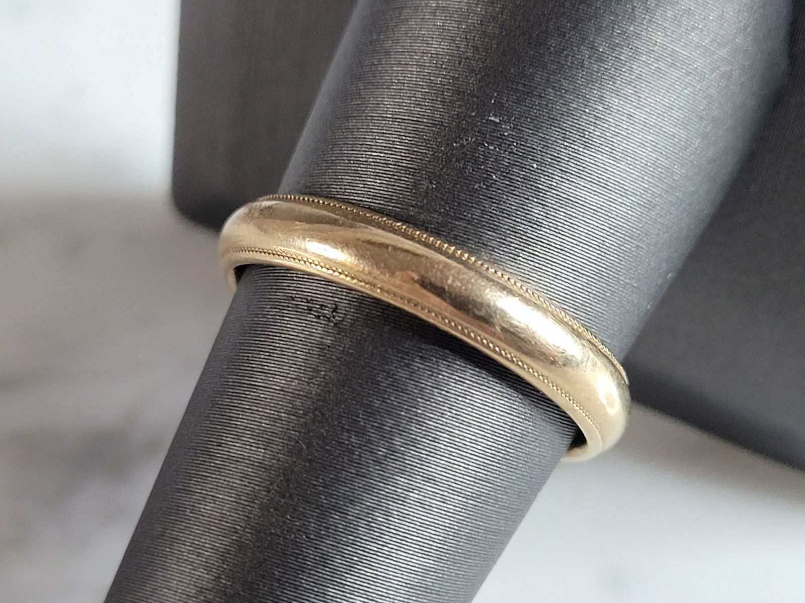 Mens Vintage Estate 14K Yellow Gold Artcarved Wedding Band Ring: A MENS VINTAGE ESTATE 14K YELLOW GOLD ARTCARVED WEDDING BAND RING. THE RING WEIGHS 4.2g AND IS A SIZE 9.0. THE WIDTH OF THE RING IS 1/8". RING IS MARKED "14K, ARTCARVED". ANY QUESTIONS PLEASE DO NOT H