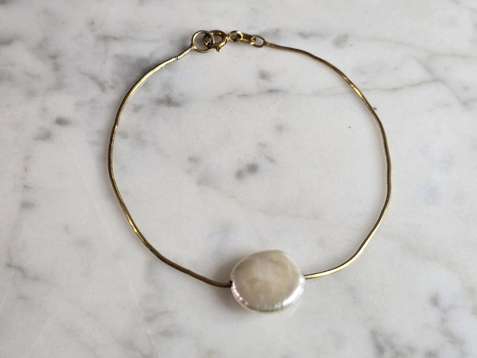 Womens Vintage Sterling Silver Gold Tone Abalone MOP Bracelet: A WOMENS VINTAGE ESTATE STERLING SILVER GOLD TONE ABALONE OR MOTHER OF PEARL BRACELET. NOT SURE IF STONE IS REAL OR MAN MADE. BRACELET MEASURES 6 3/4" LONG BY 1/2" WIDE AND WEIGHS 1.8g. THIS WOULD MAK