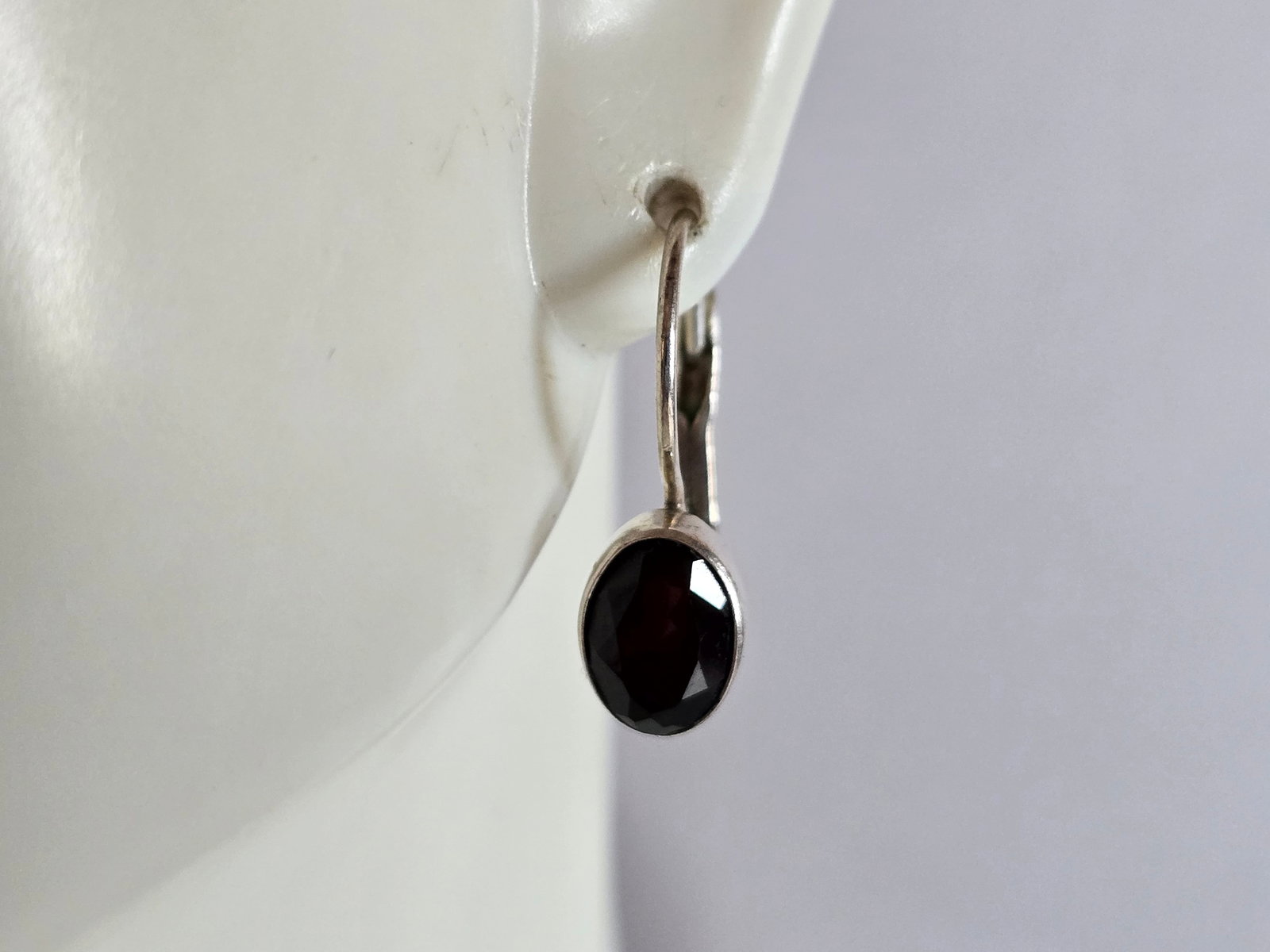 Womens Vintage Estate Sterling Silver Modernist Earrings: A PAIR OF WOMENS VINTAGE ESTATE STERLING SILVER MODERNIST EARRINGS THAT WEIGH 2.5g AND MEASURE 3/4" LONG BY 1/2" WIDE. ANY QUESTIONS, PLEASE DO NOT HESITATE TO ASK. BE SURE TO CHECK OUT SOME OF MY OTH