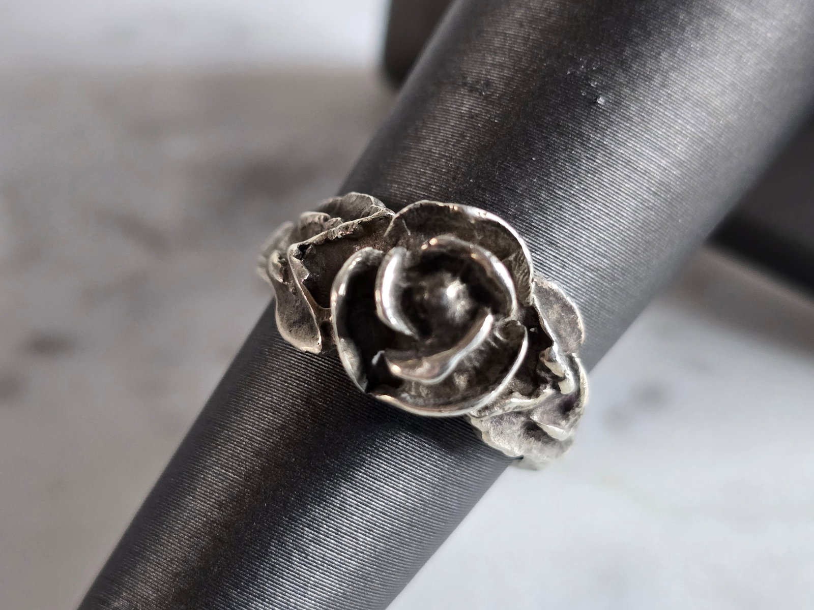 Womens Vintage Estate Sterling Silver Floral Rose Ring: A WOMENS VINTAGE ESTATE STERLING SILVER FLORAL ROSE RING . THE RING WEIGHS 6.0g, AND IS A SIZE 5.5. THE WIDTH OF THE RING IS 3/8". RING IS NOT MARKED BUT IT HAS BEEN TESTED AND IS GURANTEED TO BE AS D