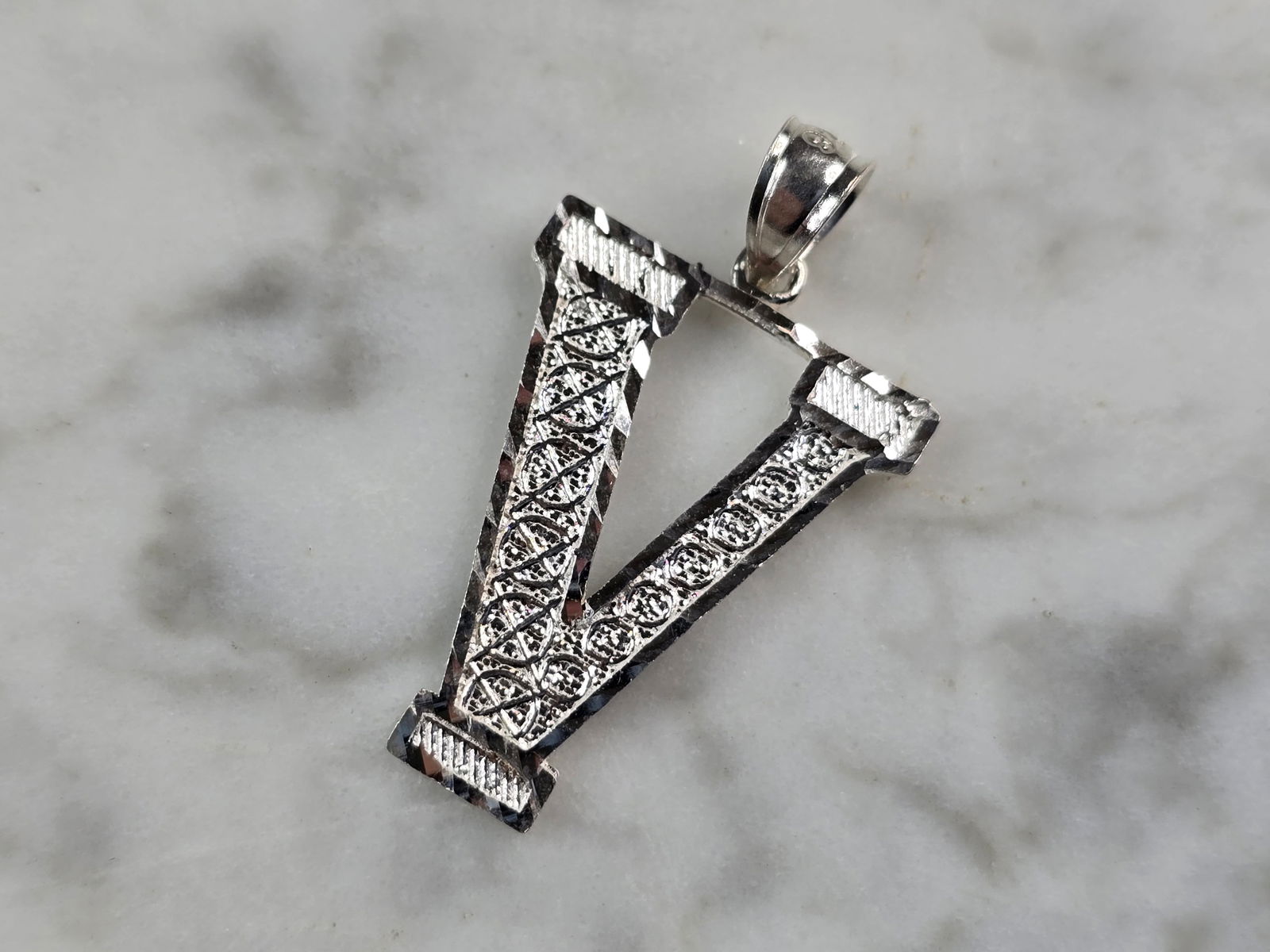Womens Sterling Silver Initial Letter " V " Pendant: A WOMENS STERLING SILVER INITIAL LETTER "V" PENDANT. PENDANT WEIGHS 1.2g AND MEASURES 1 1/8" LONG BY 3/4" WIDE. MAKES A GREAT GIFT FOR THAT SOMEONE SPECIAL. ANY QUESTIONS, PLEASE ASK. BE SURE TO CHECK