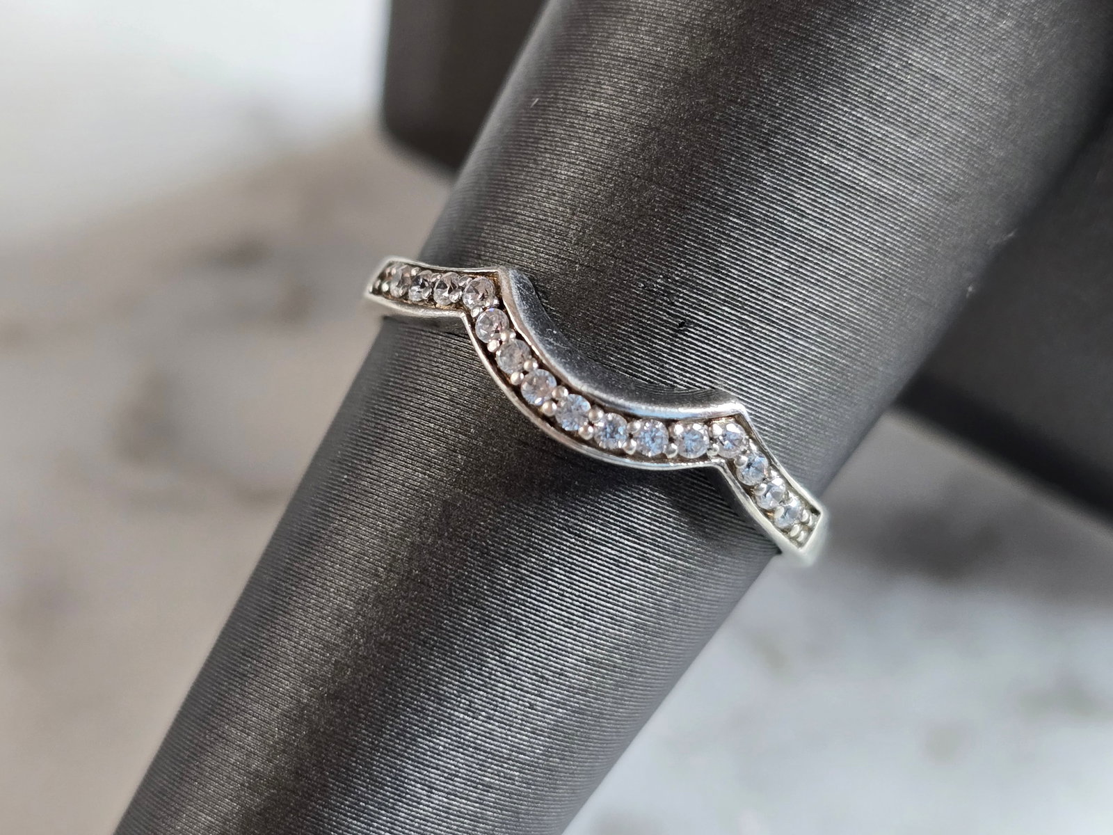 Womens Estate Sterling Silver CZ Spacer Ring: A WOMENS ESTATE STERLING SILVER CZ SPACER RING THAT WEIGHS 1.2g. THE RING IS A SIZE 7.75, AND MEASURES ABOUT 3/16" WIDE. THIS WOULD MAKE A NICE GIFT FOR THAT SOMEONE SPECIAL. ANY QUESTIONS PLEASE DO N