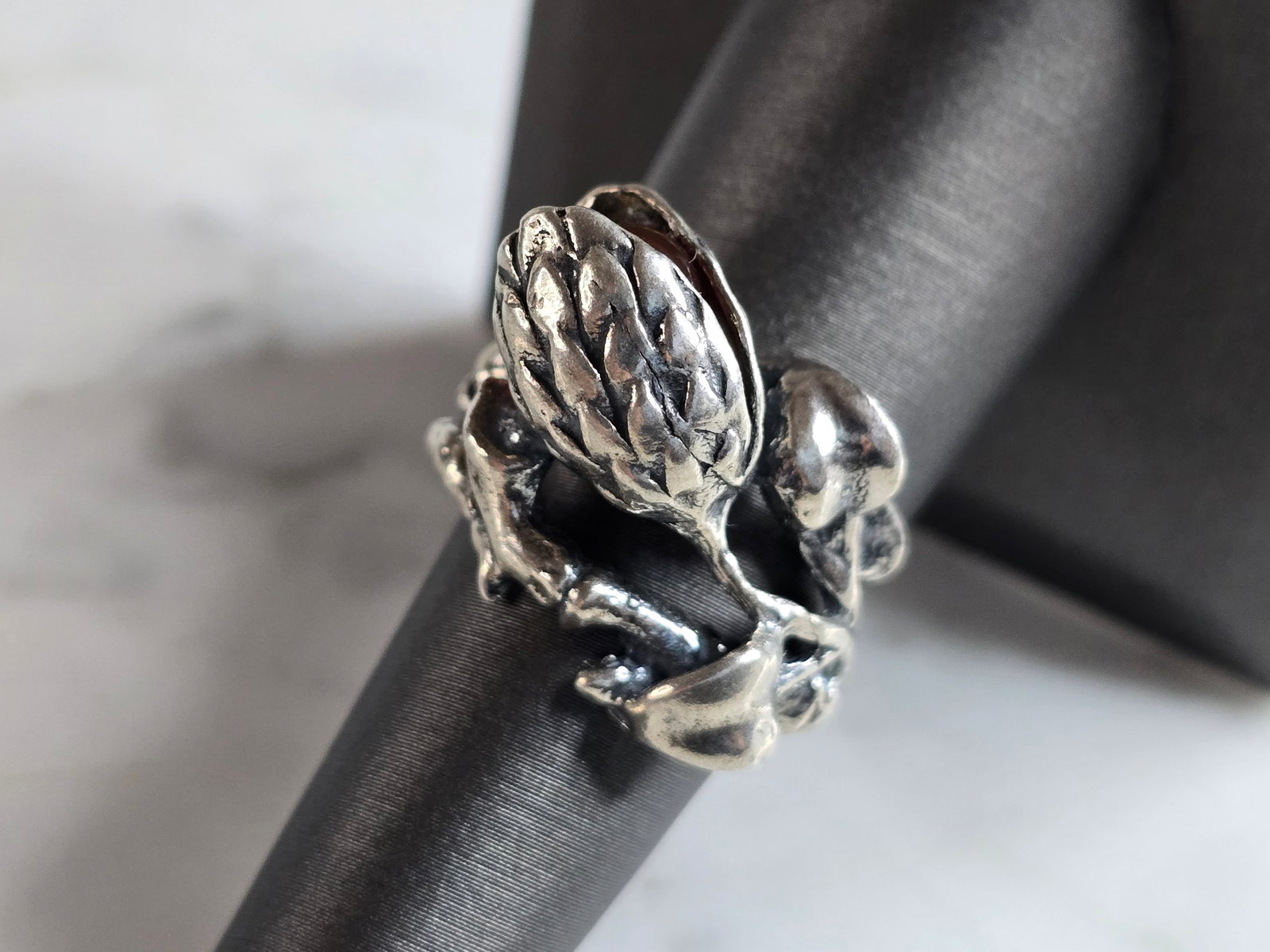 Womens Vintage Estate Sterling Silver Floral Ring: A WOMENS VINTAGE ESTATE STERLING SILVER FLORAL RING. THE TOTAL WEIGHT IS 8.9g, AND IS A SIZE 6.25. THE WIDTH OF THE RING IS 5/8". THIS RING WOULD MAKE A GREAT GIFT FOR SOMEONE SPECIAL. ANY QUESTIONS P