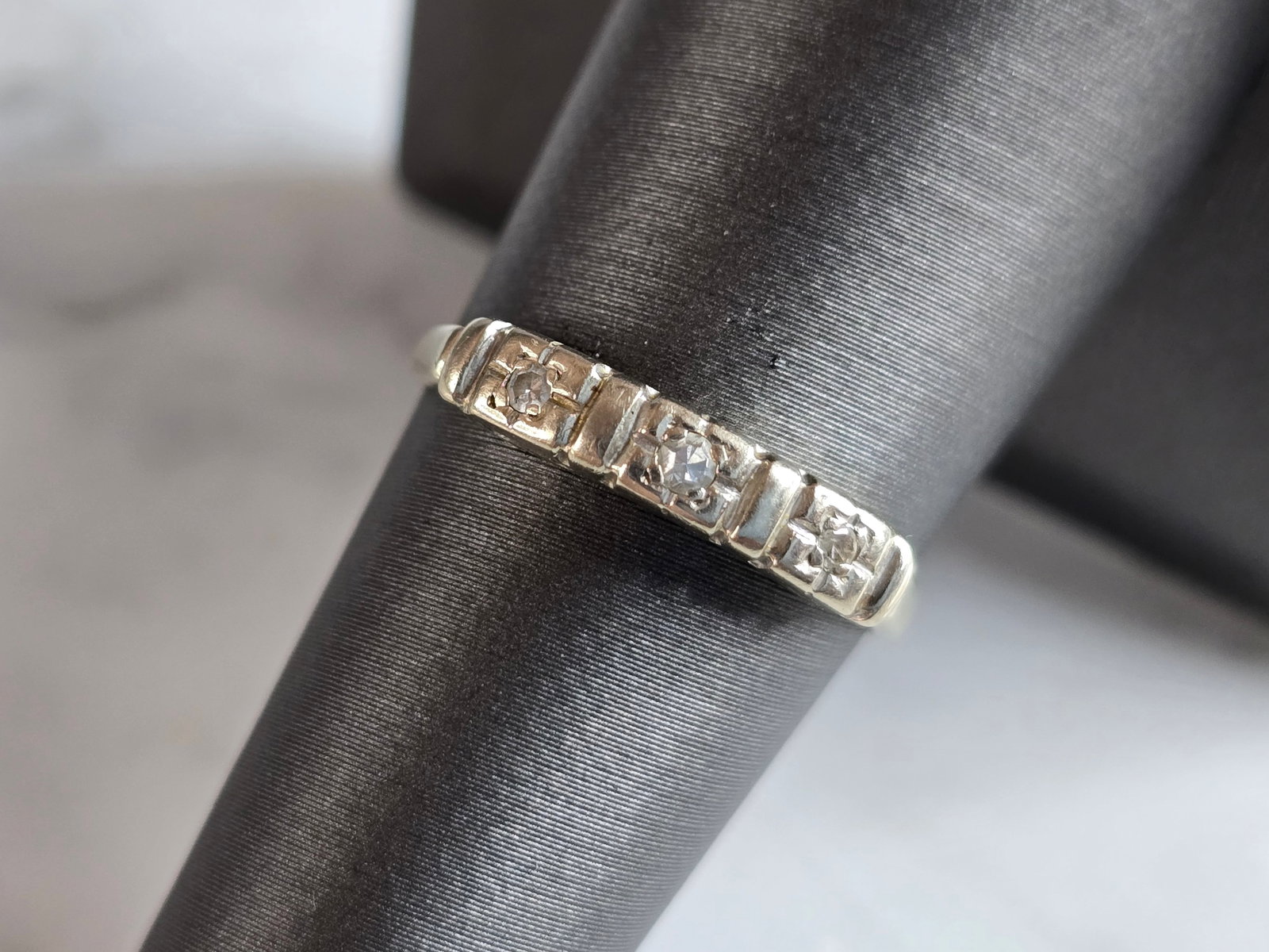Womens Vintage Estate 14K White Gold Diamond Ring: A WOMENS VINTAGE ESTATE 14K GOLD DIAMOND RING. THE RING IS A SIZE 7.5 AND WEIGHS 2.4g. THERE ARE ABOUT .03cts WORTH OF DIAMONDS. THE WIDTH OF THE RING IS ABOUT 1/8". RING IS NOT MARKED BUT IT HAS BEEN