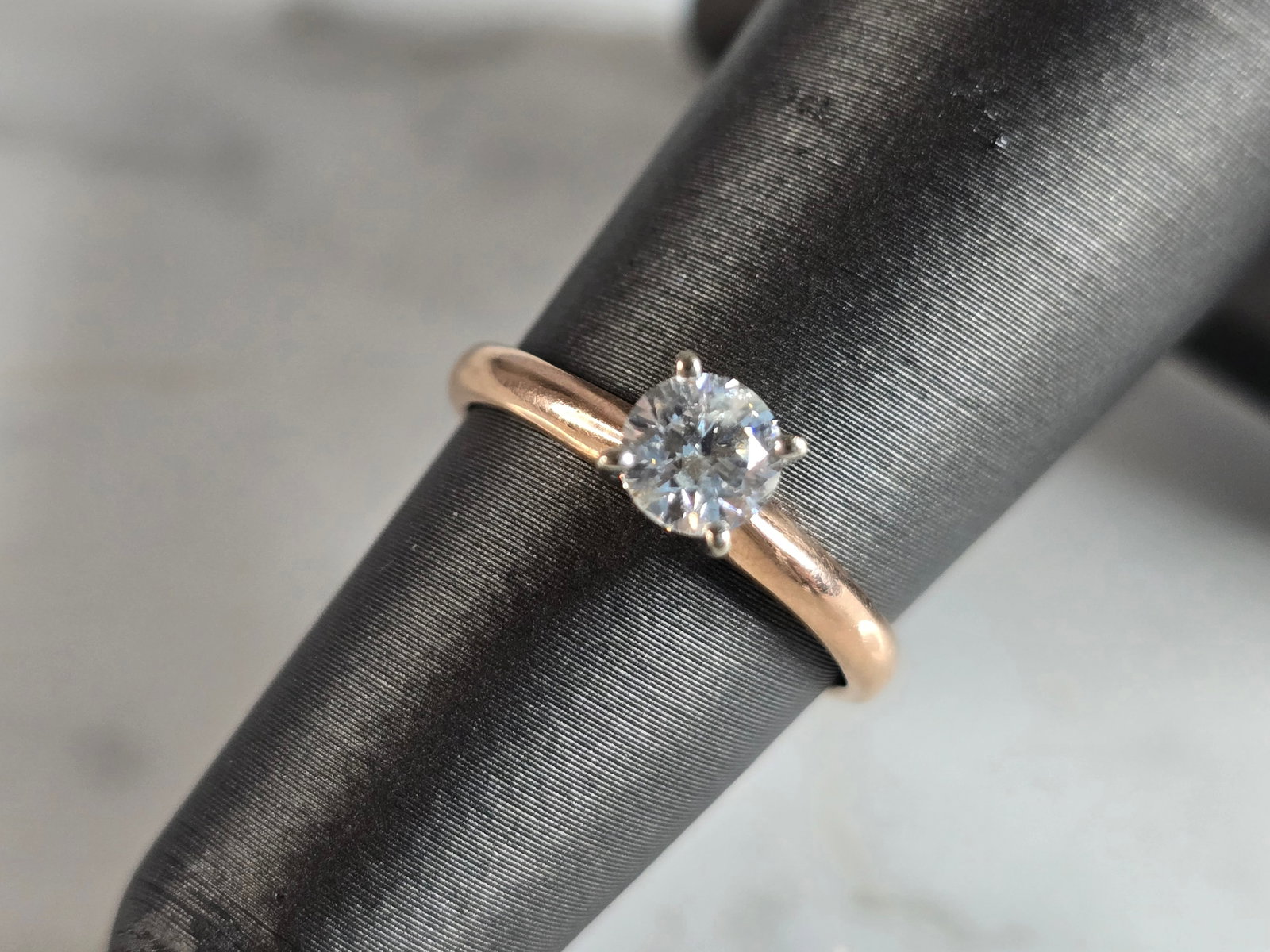 Womens Vintage Estate 14k Rose Gold Diamond Engagement Ring: A WOMENS VINTAGE ESTATE 14K ROSE GOLD DIAMOND ENGAGEMENT RING THAT WAS MADE BY MAGIC GLO. RING WEIGHS 2.2g, AND IS A SIZE 5.0, AND THE WIDTH IS 1/8". THE DIAMOND IS ABOUT .56cts. RING IS STAMPED "14K,