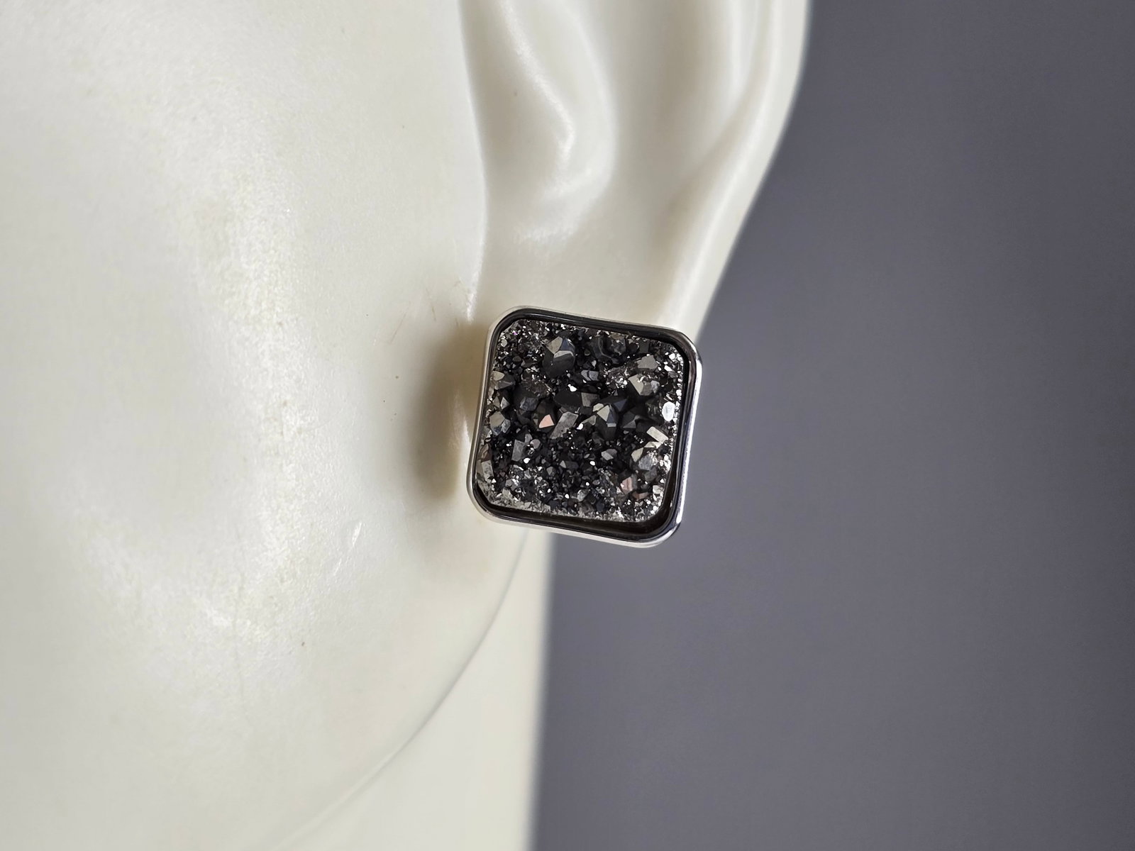 Womens Vintage Estate Sterling Silver Druzy Stud Earrings: A PAIR OF WOMENS STERLING SILVER DRUZY EARRINGS. NOT SURE IF STONES ARE NATURAL OR MAN MADE. EARRINGS WEIGH 2.6g AND MEASURE 3/8" LONG BY 3/8" WIDE. ANY QUESTIONS, PLEASE DO NOT HESITATE TO ASK. BE SU