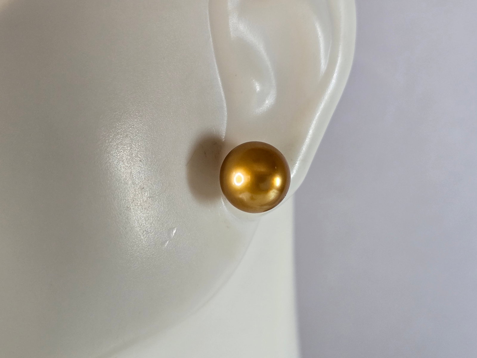 Womens Vintage Estate Sterling Silver Gold Tone Stud Earrings: A PAIR OF WOMENS STERLING SILVER GOLD TONE STUD EARRINGS THAT WEIGH 2.2g AND MEASURES 5/8" BY 3/8". ANY QUESTIONS, PLEASE DO NOT HESITATE TO ASK. BE SURE TO CHECK OUT SOME OF MY OTHER GREAT ITEMS UP F