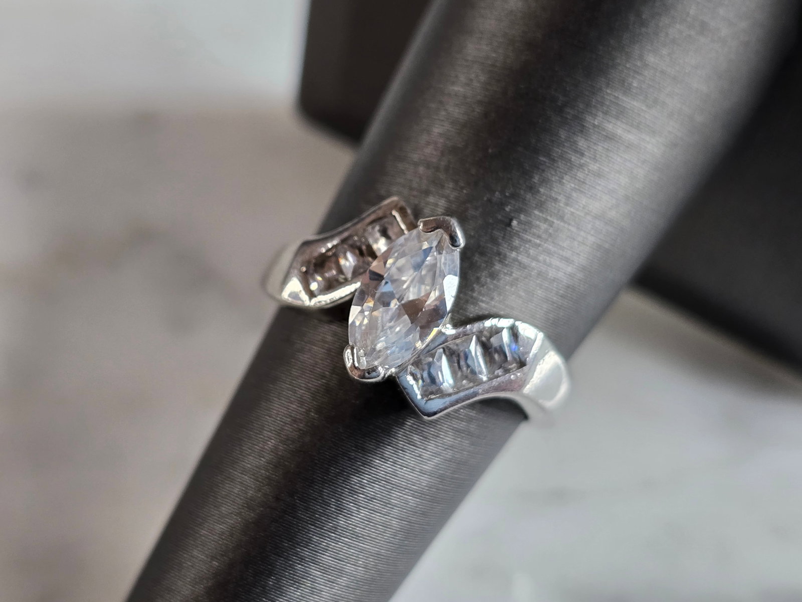 Womens Vintage Estate Sterling Silver Modernist CZ Ring: A WOMENS VINTAGE ESTATE STERLING SILVER MODERNIST CZ RING. THE RING SIZE IS A 7.0, AND WEIGHS 4.4g. THE WIDTH OF THE RING IS 3/8". THIS WOULD MAKE A NICE GIFT FOR THAT SOMEONE SPECIAL. ANY QUESTIONS P