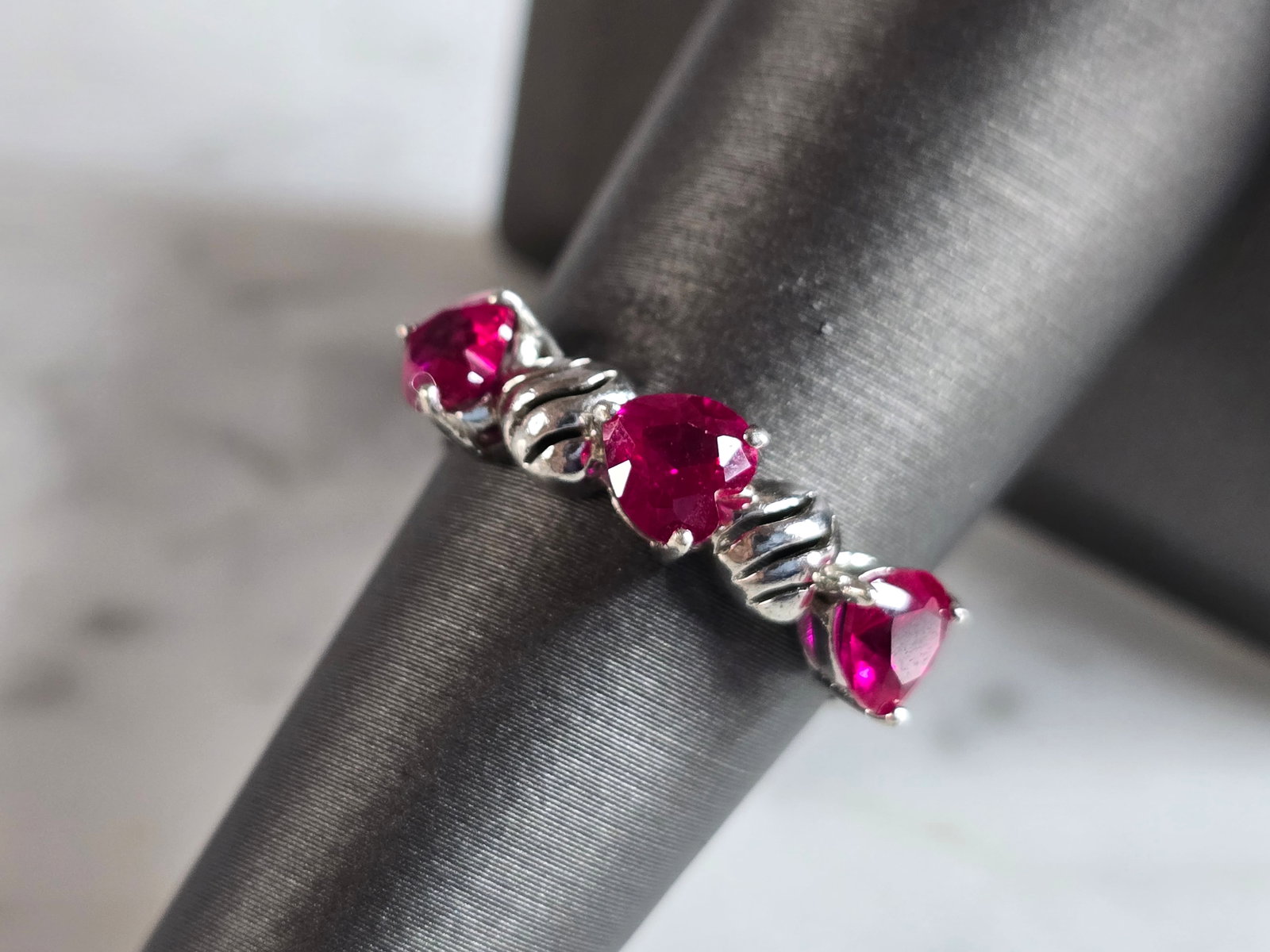 Womens Vintage Estate Sterling Silver Ring: A WOMENS VINTAGE ESTATE STERLING SILVER RING. RING IS A SIZE 7.0 AND WEIGHS 2.8g. THE WIDTH OF THE RING IS 3/16". THIS WOULD MAKE A NICE GIFT FOR THAT SOMEONE SPECIAL. ANY QUESTIONS PLEASE DO NOT HESI