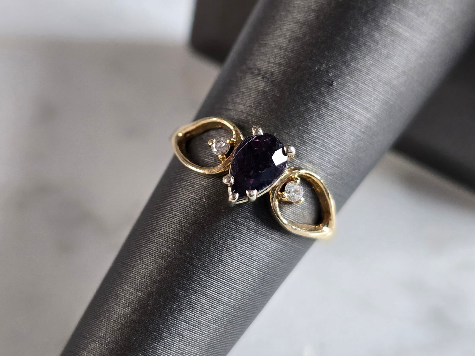 Womens Vintage Estate 14K Yellow Gold Tanzanite Diamond Ring: A WOMENS VINTAGE ESTATE 14K GOLD RING WITH A TANZANITE COLORED STONE AND DIAMONDS. RING IS A SIZE 6.25 AND WEIGHS 1.7g. THERE ARE ABOUT .02cts OF DIAMONDS. THE CENTER STONE IS ABOUT .48cts. THE RING M