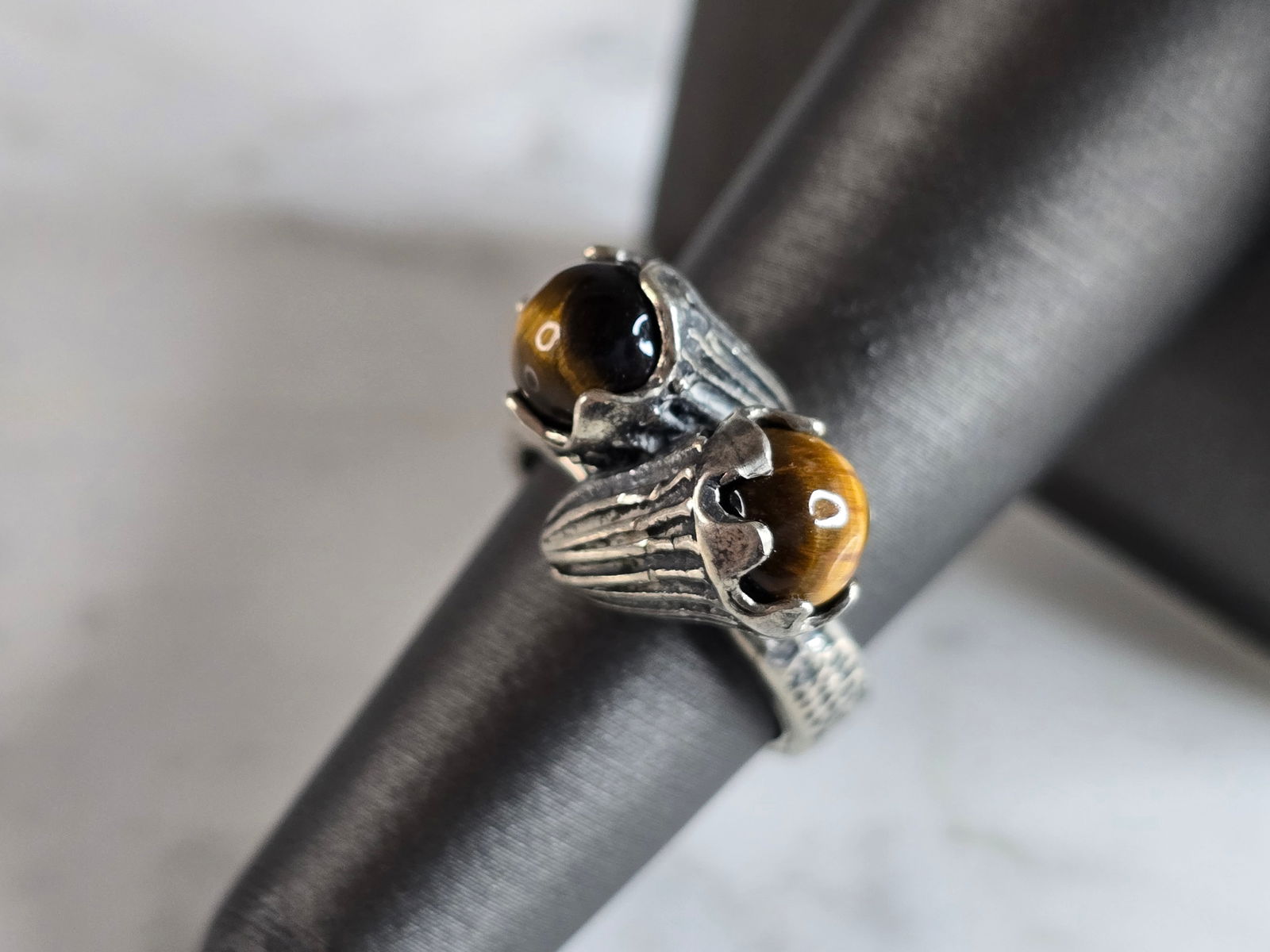 Womens Vintage Estate Sterling Silver Floral Tigers Eye Ring: A WOMENS VINTAGE ESTATE STERLING SILVER FLORAL TIGERS EYE RING. THE RING WEIGHS 6.6g AND IS A SIZE 6.25. SIZE CAN BE ADJUSTED. THE WIDTH OF THE RING IS 3/8". ANY QUESTIONS PLEASE DO NOT HESITATE TO AS
