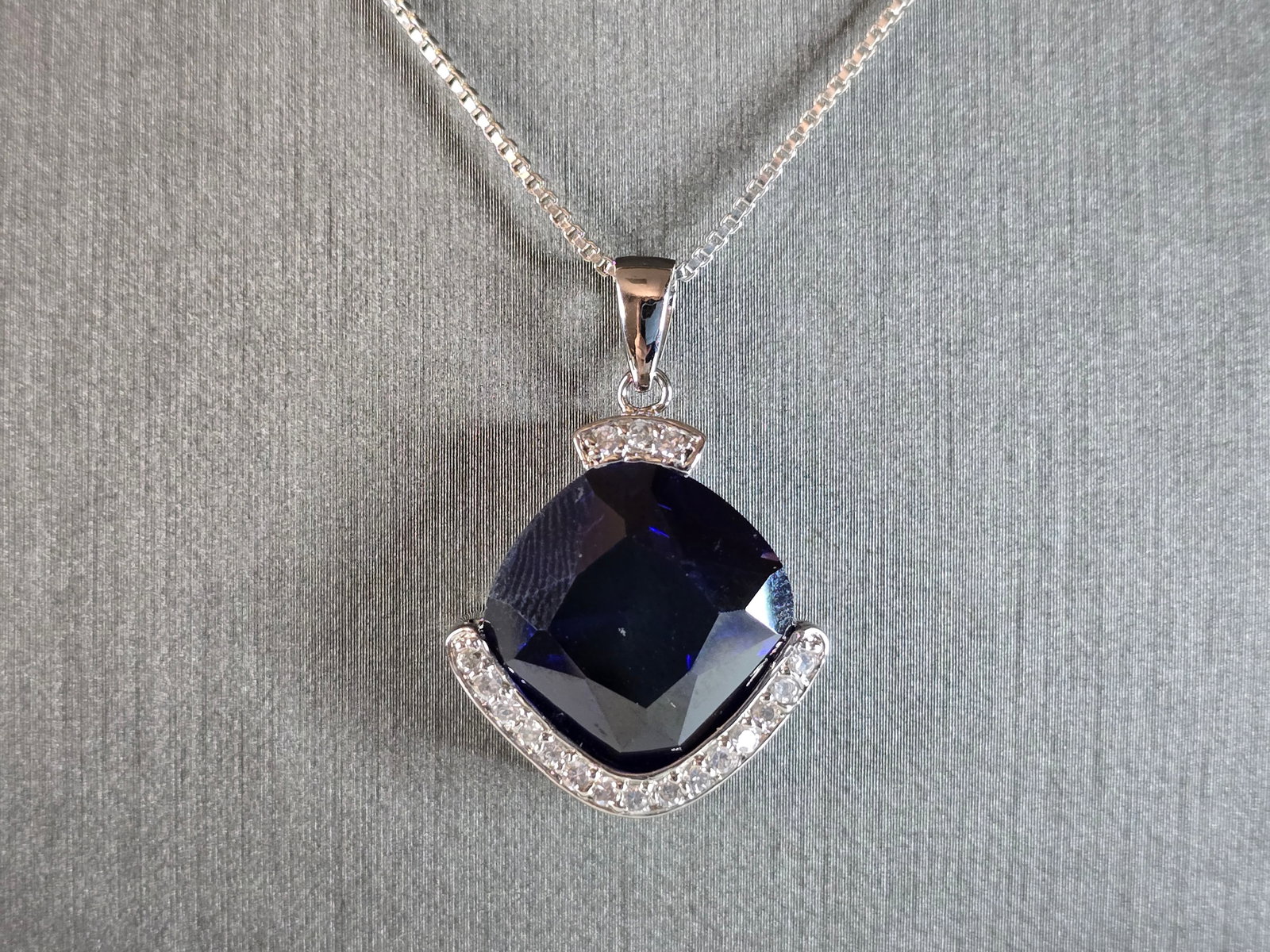 Womens Vintage Estate Sterling Silver Modernist Pendant & Necklace: A WOMENS VINTAGE ESTATE STERLING SILVER MODERNIST PENDANT AND NECKLACE. THE TOTAL WEIGHT IS 12.0g. PENDANT MEASURES 1 1/4" LONG BY 7/8" WIDE, AND NECKLACE IS 18 1/4" LONG. MAKES A GREAT GIFT FOR THAT