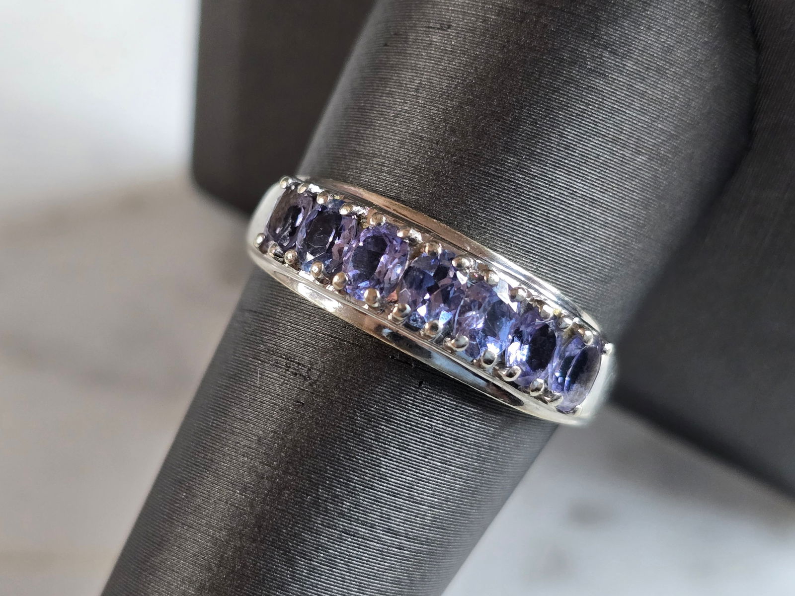 Womens Vintage Estate 10k White Gold Tanzanite Ring: A WOMEN'S VINTAGE ESTATE 10K WHITE GOLD TANZANITE RING. THE RING WEIGHS 2.3g, AND IS A SIZE 9.75. THE WIDTH OF THE RING IS 1/4". NOT SURE IF THE STONES ARE NATURAL OR MANMADE. ANY QUESTIONS, PLEASE DO