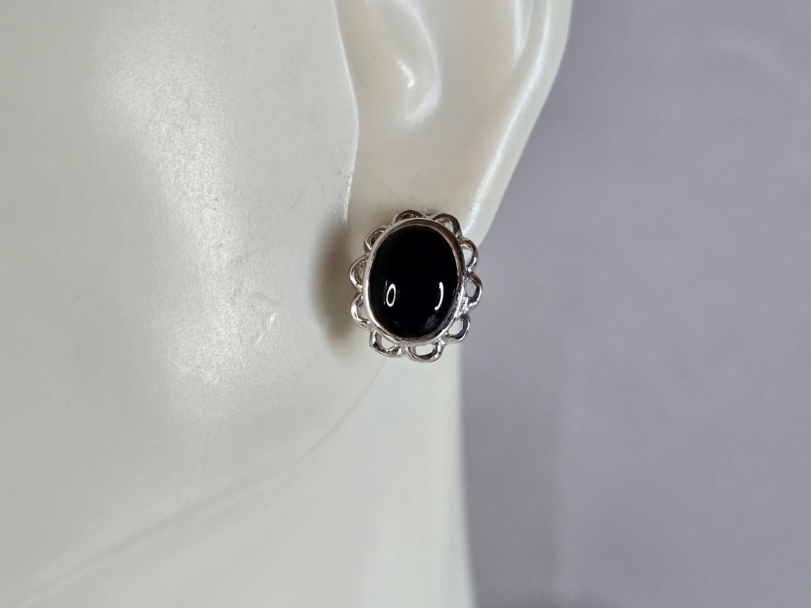 Womens Vintage Estate Sterling Silver Onyx Earrings: A PAIR OF WOMENS STERLING SILVER ONYX EARRINGS. NOT SURE IF STONES ARE NATURAL OR MAN MADE. EARRINGS WEIGH 2.5g AND MEASURE 3/8" LONG BY 3/8" WIDE. ANY QUESTIONS, PLEASE DO NOT HESITATE TO ASK. BE SUR