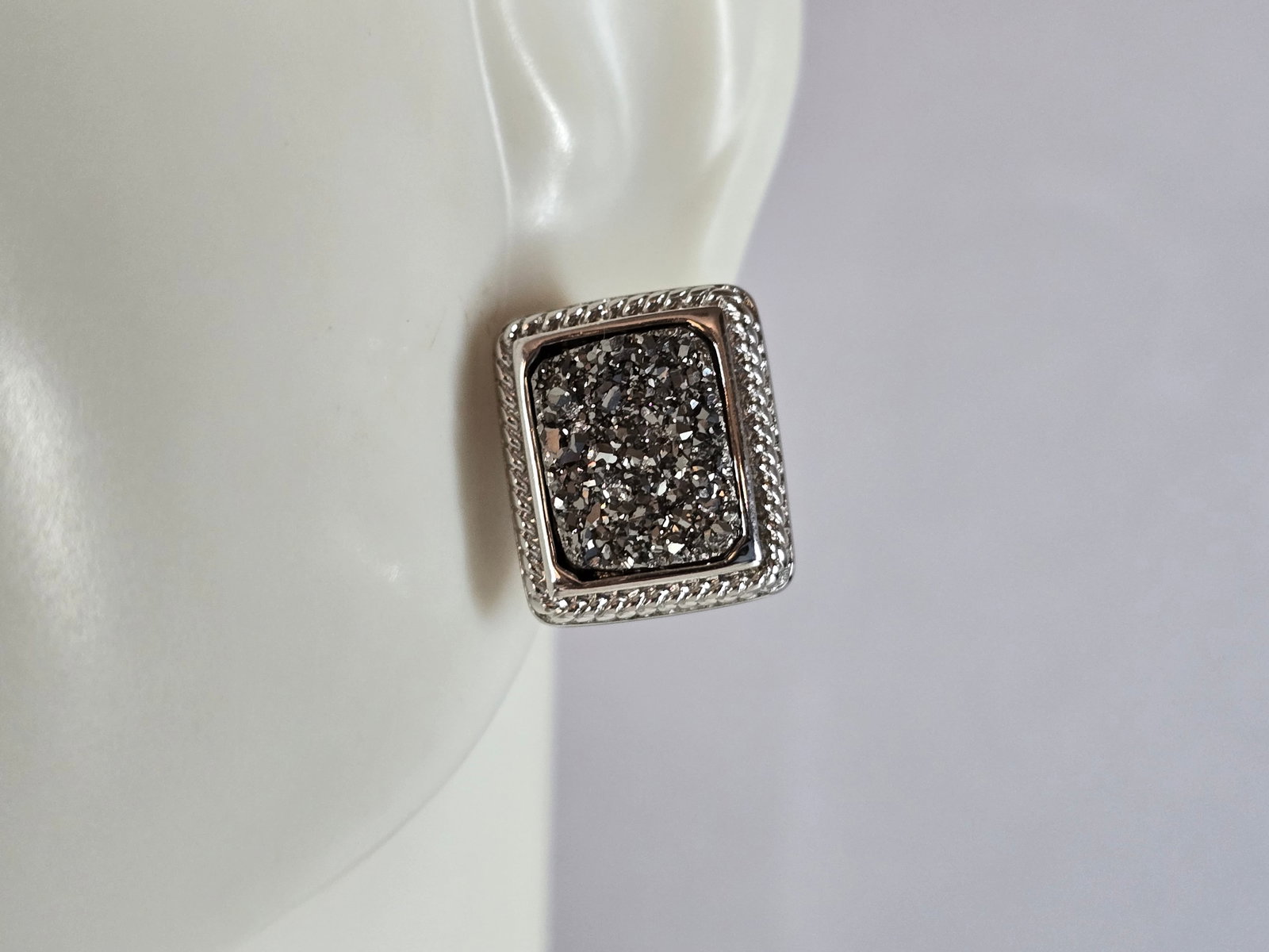 Womens Vintage Estate Sterling Silver Druzy Earrings: A PAIR OF WOMENS STERLING SILVER DRUZY EARRINGS. NOT SURE IF STONES ARE NATURAL OR MAN MADE. EARRINGS WEIGH 4.8g AND MEASURE 1/2" LONG BY 3/8" WIDE. ANY QUESTIONS, PLEASE DO NOT HESITATE TO ASK. BE SU