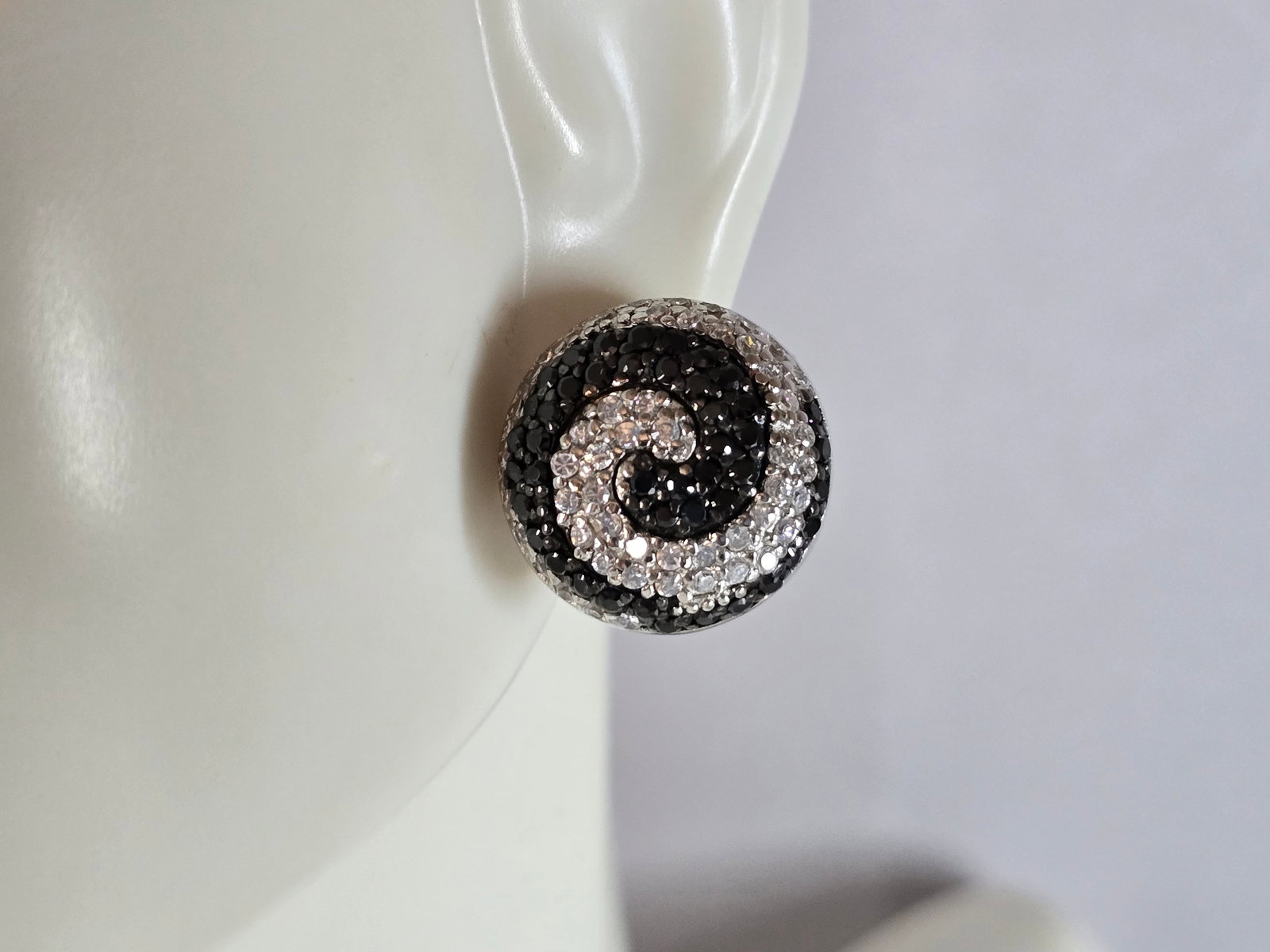 Womens Vintage Estate Sterling Silver Deco Spiral Earrings: A PAIR OF WOMENS STERLING SILVER DECO SPIRAL STUD EARRINGS. NOT SURE IF STONES ARE NATURAL OR MAN MADE. EARRINGS WEIGH 8.1g AND MEASURE 5/8" LONG BY 5/8" WIDE. ANY QUESTIONS, PLEASE DO NOT HESITATE TO