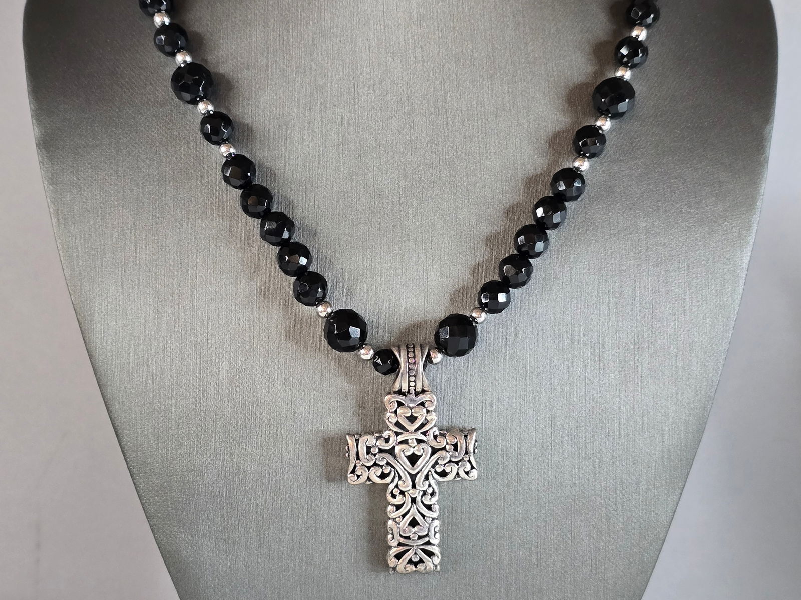Womens Vintage Estate Sterling Silver Cross Pendant & Necklace: A BEAUTIFUL WOMEN'S VINTAGE ESTATE STERLING SILVER CROSS PENDANT & BEADED NECKLACE. TOGETHER THEY WEIGH 61.8g. NECKLACE MEASURES 19" LONG, AND PENDANT MEASURES 2" BY 1 1/8". WOULD MAKE A GREAT GIFT FO