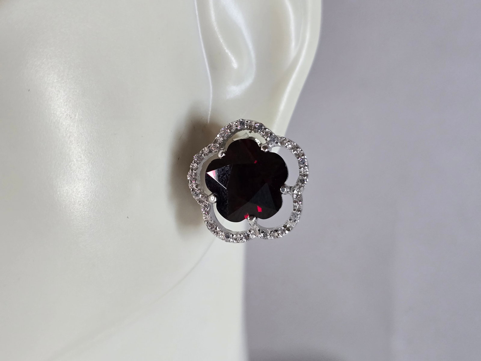 Womens Estate Sterling Silver 4 Leaf Clover Stud Earrings: A PAIR OF WOMENS ESTATE STERLING SILVER FOUR LEAF CLOVER EARRINGS THAT WEIGH 7.8g, AND MEASURE 1/2". THIS MAKES A LOVELY GIFT FOR THAT SOMEONE SPECIAL. ANY QUESTIONS, PLEASE ASK. BE SURE TO CHECK OUT