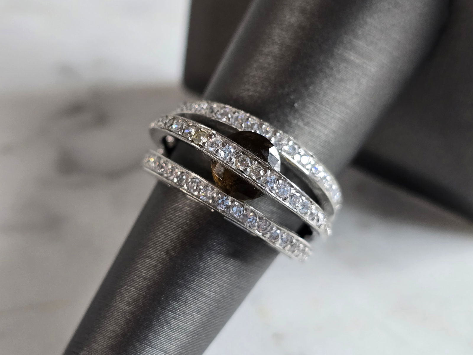 Womens Vintage Estate Sterling Silver Modernist CZ Ring: A WOMENS VINTAGE ESTATE STERLING SILVER MODERNIST CZ RING. THE RING WEIGHS 6.0g, AND IS A SIZE 7.0. THE WIDTH OF THE RING IS 3/8". ANY QUESTIONS PLEASE DO NOT HESITATE TO ASK. BE SURE TO CHECK OUT SOM