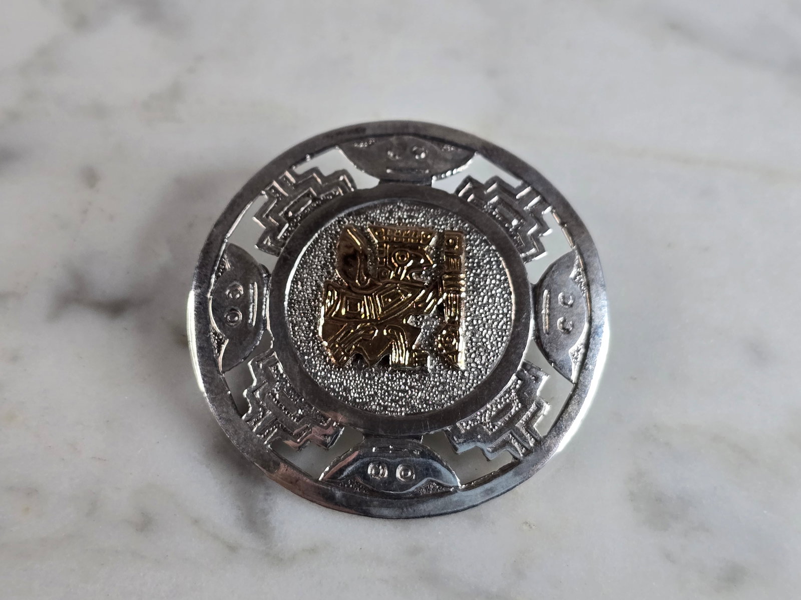 Womens Vintage Estate Sterling Silver & 18k Gold Mayan Inca Brooch: A VINTAGE ESTATE STERLING SILVER & 18k GOLD MAYAN INCA BROOCH. THE TOTAL WEIGHT OF THE BROOCH IS 6.7g. THE BROOCH MEASURES 1 3/8" IN DIAMETER. MAKES A GREAT GIFT FOR THAT SPECIAL SOMEONE. ANY QUESTION