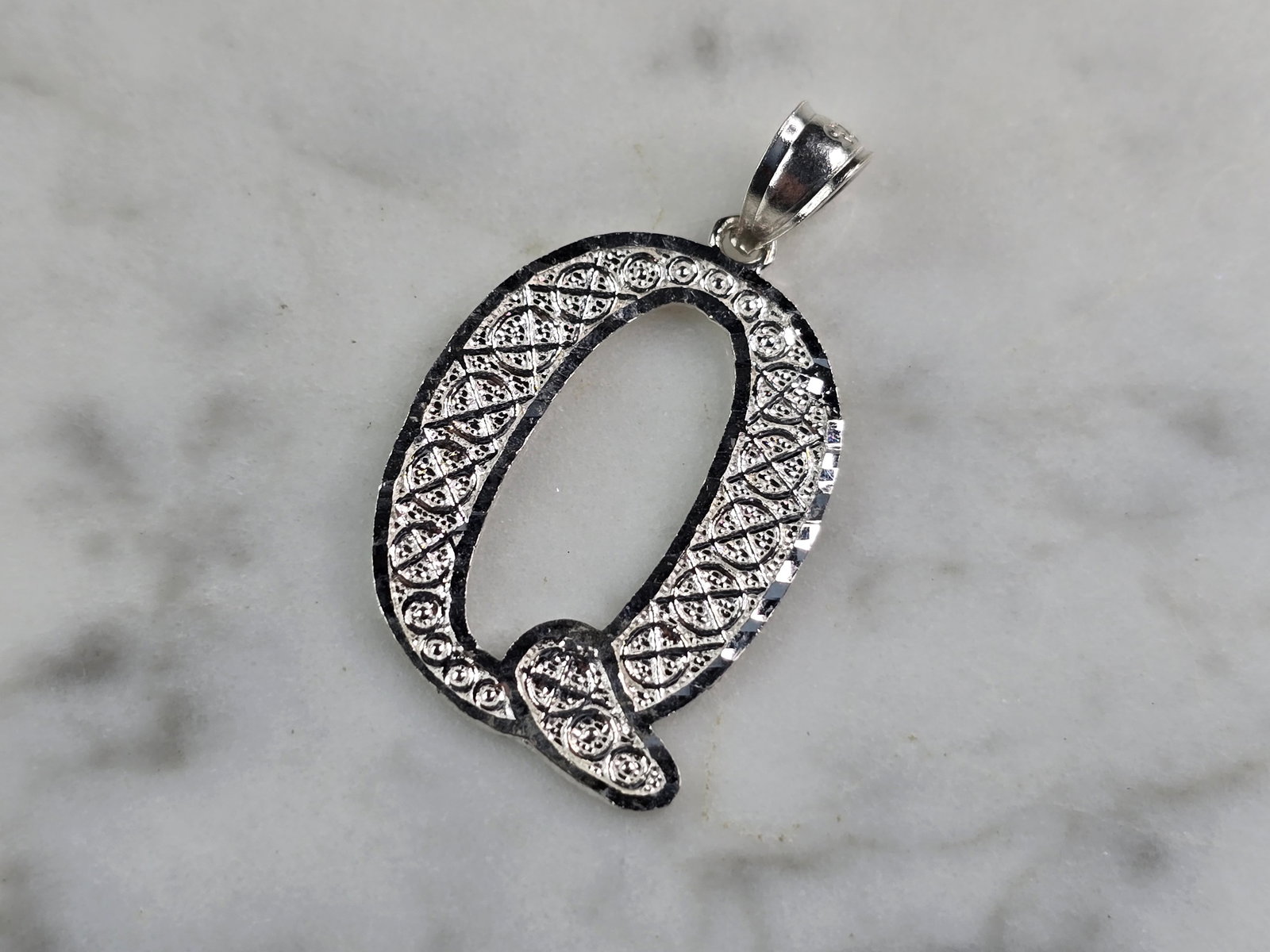 Womens Sterling Silver Initial Letter " Q " Pendant: A WOMENS STERLING SILVER INITIAL LETTER "Q" PENDANT. PENDANT WEIGHS 1.3g AND MEASURES 1 1/8" LONG BY 3/4" WIDE. MAKES A GREAT GIFT FOR THAT SOMEONE SPECIAL. ANY QUESTIONS, PLEASE ASK. BE SURE TO CHECK