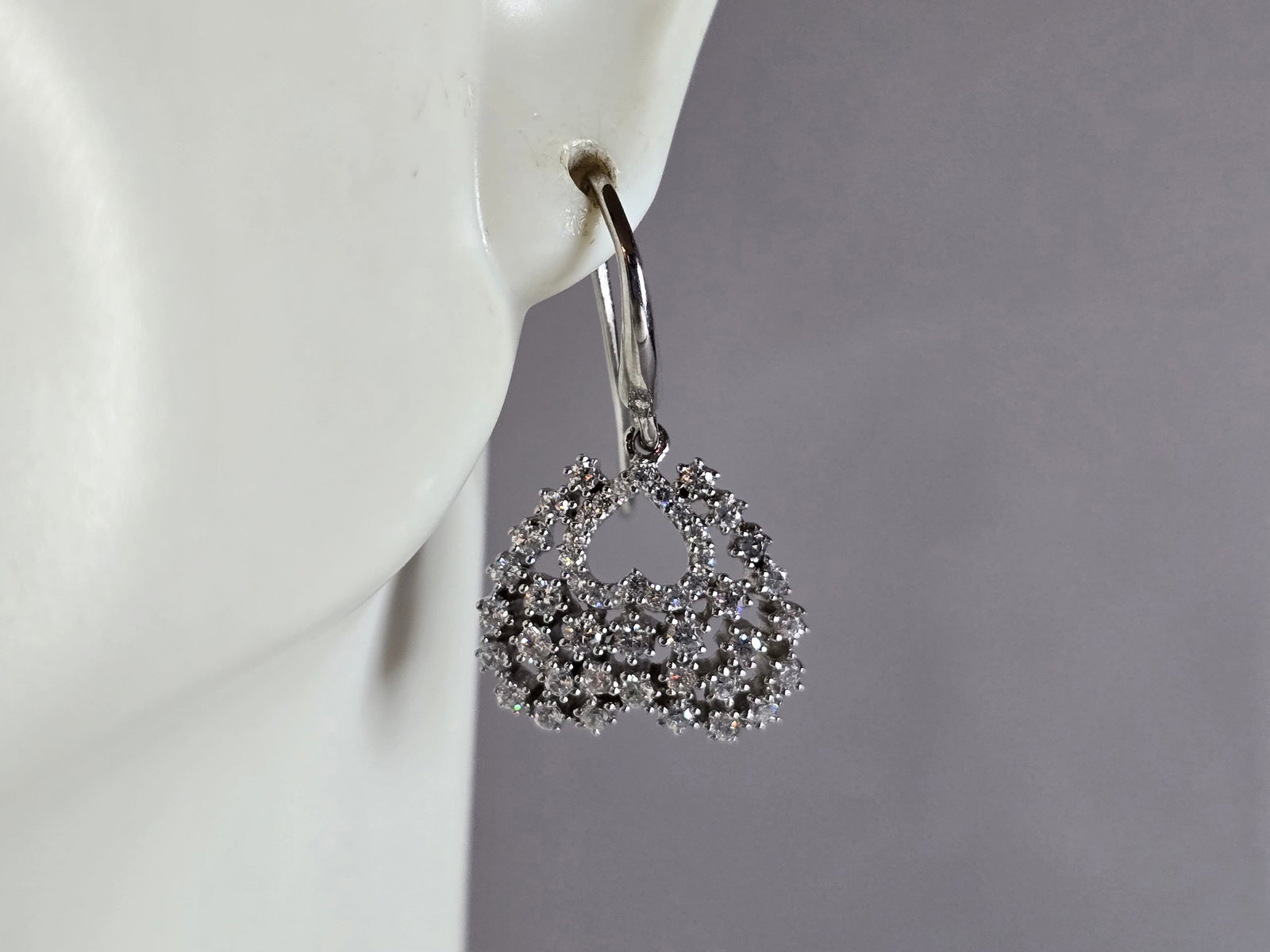 Womens Vintage Estate Sterling Silver CZ Dangle Heart Earrings: A PAIR OF WOMENS STERLING SILVER CZ DANGLE HEART EARRINGS THAT WEIGH 4.5g, AND MEASURE 1" LONG BY 5/8" WIDE. ANY QUESTIONS, PLEASE DO NOT HESITATE TO ASK. BE SURE TO CHECK OUT SOME OF MY OTHER GREAT I
