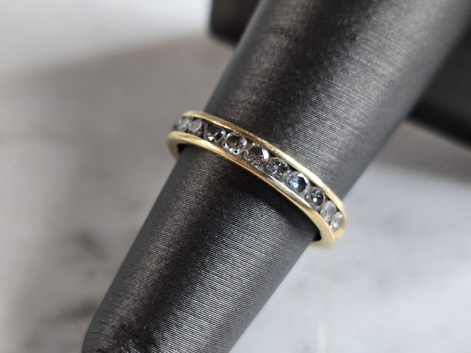 Womens Vintage Estate 14K Yellow Gold Diamond Ring: A WOMENS 14K YELLOW GOLD DIAMOND RING. THE RING WEIGHS 2.7g, AND IS A SIZE 5.25, AND IS ABOUT 1/8" WIDE. THE RING HAS ABOUT .27cts OF DIAMONDS IN IT. RING IS MARKED ON THE INSIDE OF THE BAND. ANY QUES