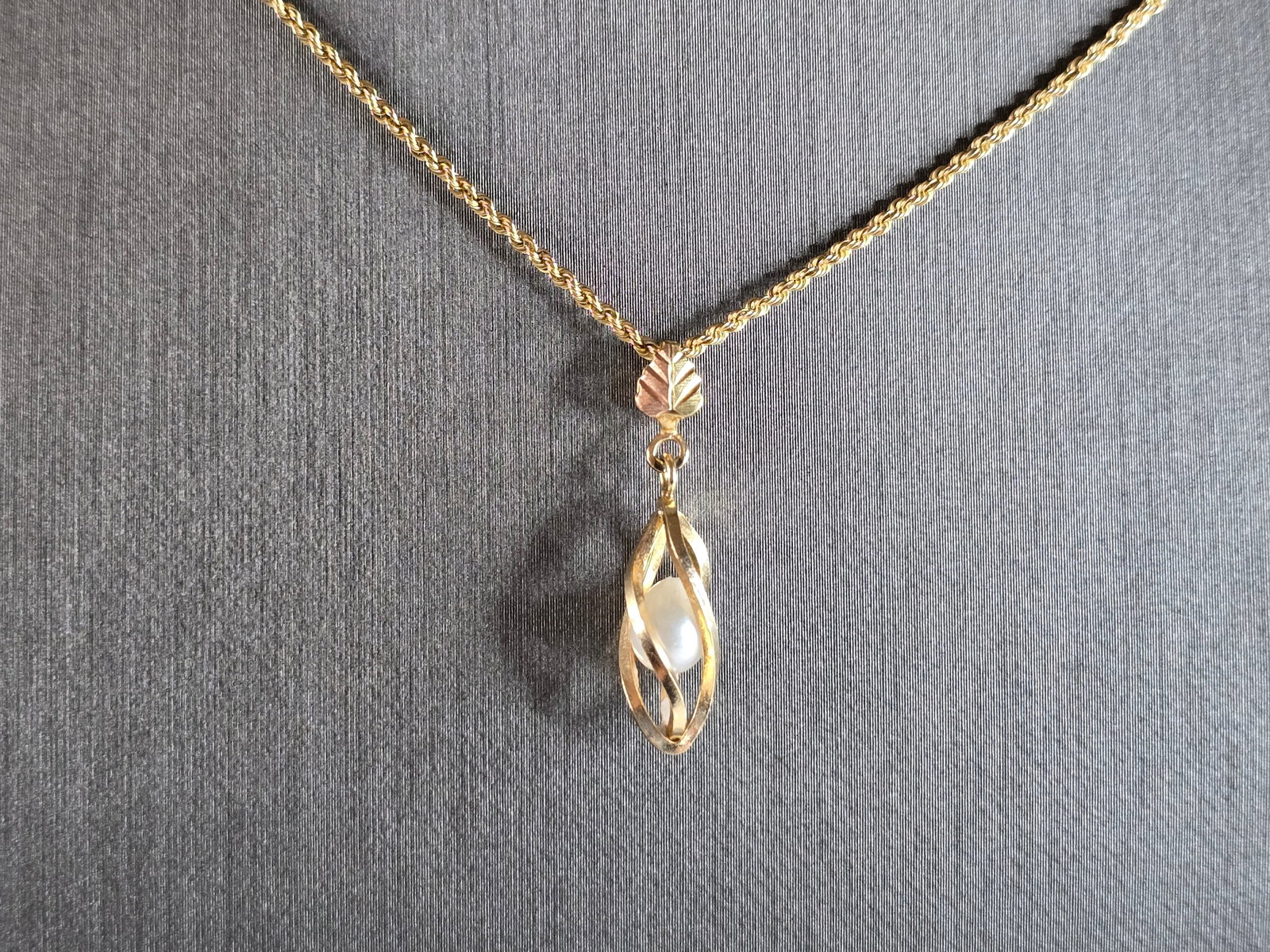 Womens Vintage Estate 14K & 10K Yellow Gold Pearl Necklace Pendant: A WOMENS YELLOW & ROSE GOLD PEARL PENDANT WITH A 14K MICHAEL ANTHONY ROPE NECKLACE. TOGETHER THEY WEIGH 3.8g. THE NECKLACE MEASURES ABOUT 18"LONG. THE PENANT IS MARKED 1OK ON THE BODY, AND MEASURES 7/